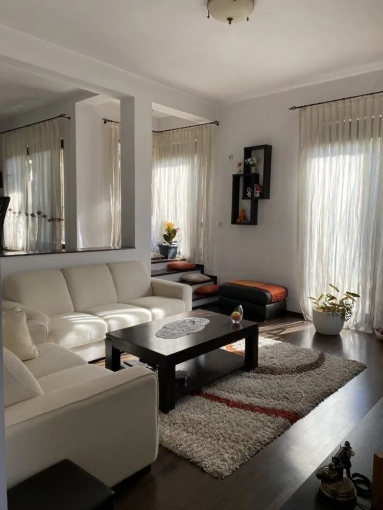 CASA/VILA DE VANZARE BUCIUM,CARTIER IC BRATIANU,235 MP UTILI,521MP TEREN - Vila se afla in zona Bucium in cartierul I.C. BRATIANU foarte aproape de soseaua Bucium avand acces asfaltat. Dispune de toate utilitatile gaz,curent electric,apa curenta,canalizare,internet,cablu tv. Spatiile interioare sunt generoase si sunt dispuse astfel: Demisol:garaj,spalatorie,crama,sala fitness Parter:living+loc de luat masa cu iesire pe terasa,dormitor,bucatarie,spatiu de depozitare,2 bai Etaj:dormitor,baie,dormitor matrimonial cu dresing si baie proprie,birou ,2 balcoane. Curtea este complet amenajata cu pomi fructiferi si ornamentali si dispune de 1 loc de parcare in fata garajului. Casa se vinde complet mobilata si utilata.