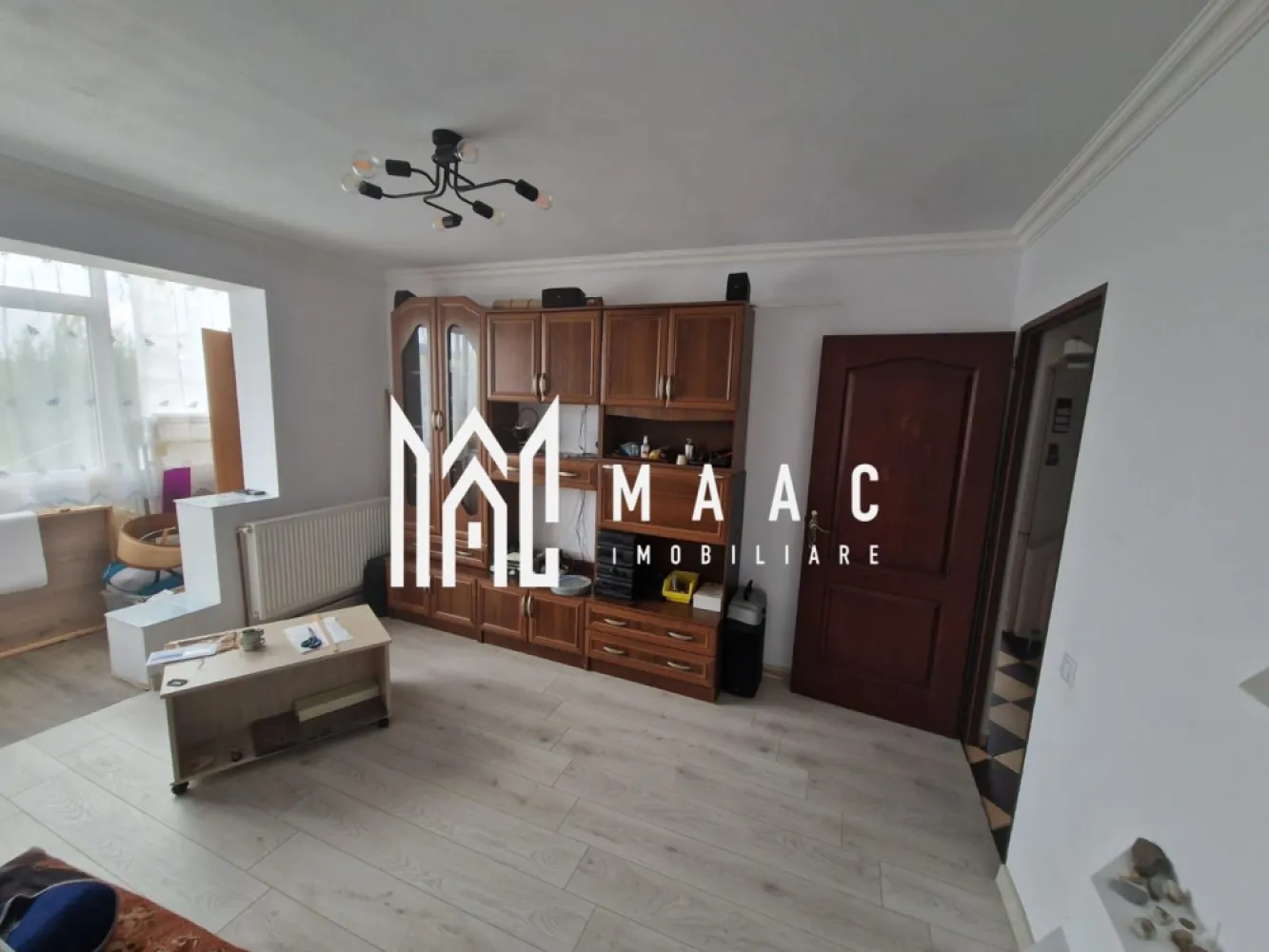 Apartament 3 camere I etaj 2/4 I Cisnadie - Maac Imobiliare ofera spre vanzare un apartament cu 3 camere, decomandat, situat în Cisnădie. Bloc izolat termic pe exterior. Zonă liniștită, ideală pentru familii. Apartamentul se află în zonă buna, aproape de magazine, crese, gradinite, școli. Pentru mai multe detalii vă rugăm sa ne contactați, specificand ID: CP2770261 }}