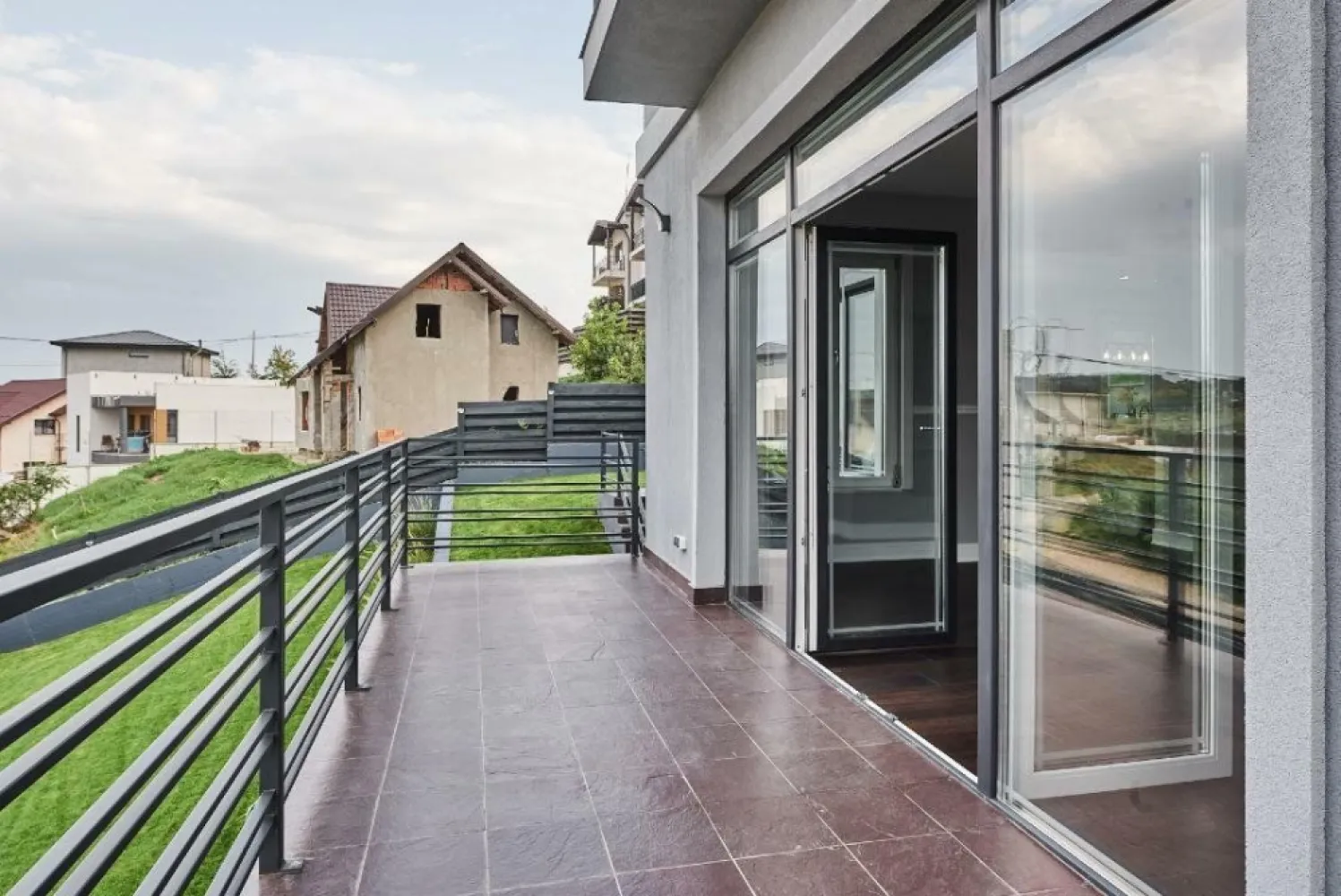 Casa noua de vanzare in Iasi, zona Sorogari, cu vedere catre lac.