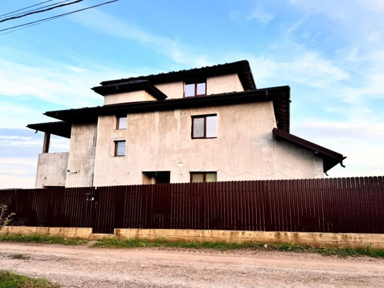 Vand vila Breazu,persoana fizica - Vand casa P+1E+M cu suprafata utila de 308,52mp, compusa din parter:garaj, 2 holuri, living cu iesire pe terasa, bucatarie cu camara, baie de serviciu, dormitor cu dressing si baie proprie, camera tehnica cu spalator. Etaj: hol generos, 3 camere fiecare cu dressing si baie proprie si o terasa spatioasa. Mansarda de 56mp este necompartimentata. Construita cu atentie si responsabil, casa beneficiaza de structura din benton armat, caramida brikston, acoperis cu tigla TonMir cu parazapezi si folie anticondens, termoizolatie de 10cm. Tamplaria este Gealan cu 5 camere si 3 randuri de sticla. Gresie si faianta portelanata, obiecte sanitare de calitate. Curtea amenajata cu alei betonate si 4 locuri de parcare. Casa se vinde la pretul de 1500 euro/mp cu 617mp teren sau 1650 euro/mp cu 1234 mp teren.