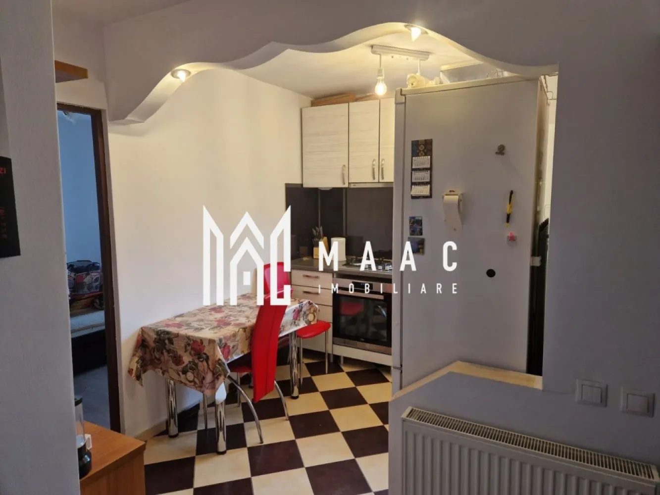 Apartament 3 camere I etaj 2/4 I Cisnadie - Maac Imobiliare ofera spre vanzare un apartament cu 3 camere, decomandat, situat în Cisnădie. Bloc izolat termic pe exterior. Zonă liniștită, ideală pentru familii. Apartamentul se află în zonă buna, aproape de magazine, crese, gradinite, școli. Pentru mai multe detalii vă rugăm sa ne contactați, specificand ID: CP2770261 }}
