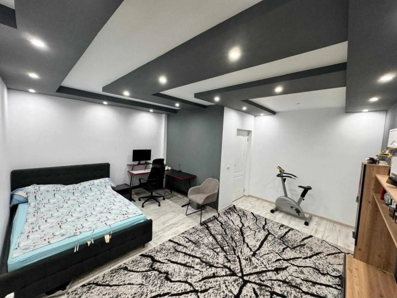 Vand vila Breazu,persoana fizica - Vand casa P+1E+M cu suprafata utila de 308,52mp, compusa din parter:garaj, 2 holuri, living cu iesire pe terasa, bucatarie cu camara, baie de serviciu, dormitor cu dressing si baie proprie, camera tehnica cu spalator. Etaj: hol generos, 3 camere fiecare cu dressing si baie proprie si o terasa spatioasa. Mansarda de 56mp este necompartimentata. Construita cu atentie si responsabil, casa beneficiaza de structura din benton armat, caramida brikston, acoperis cu tigla TonMir cu parazapezi si folie anticondens, termoizolatie de 10cm. Tamplaria este Gealan cu 5 camere si 3 randuri de sticla. Gresie si faianta portelanata, obiecte sanitare de calitate. Curtea amenajata cu alei betonate si 4 locuri de parcare. Casa se vinde la pretul de 1500 euro/mp cu 617mp teren sau 1650 euro/mp cu 1234 mp teren.