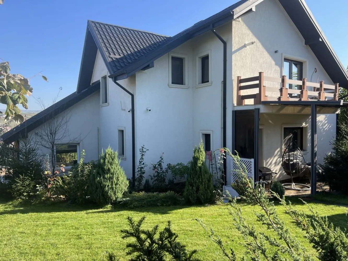 Casa Visan P+M constructie 2019 - Casă Vișan la strada/ asfalt, construcție 2019 din cărămidă , izolată cu vată bazaltică ,încălzire pardoseală ,panouri fotovoltaice + acumulatori ,panou apă caldă , teren 717 mp intabulata . Foișor / Pergola Suprafața totală construită 255 mp . Partier: living /dormitor/ baie/garaj. Etaj: trei dormitoare două băi ! Casă are patru cai de acces în interior ! Ușă garaj / poartă acces auto automatizat, beci , ETC !
