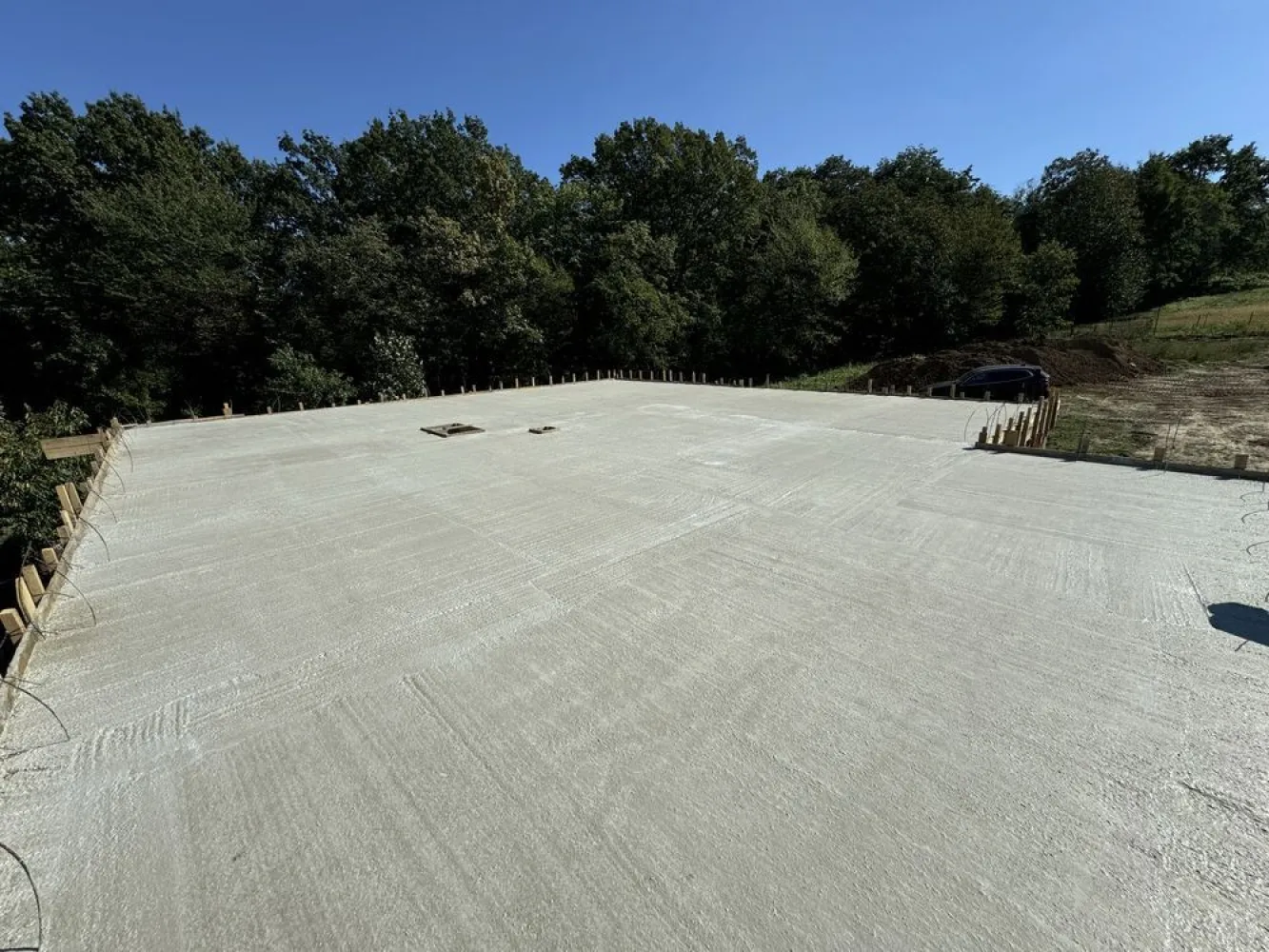 Vând casă plan parter cu garaj langa padurea Barnova - Se vinde casa plan parter de 230 mp utili , langa padurea Barnova ( 3km de la Arcadia Bucium) Pe teren 1000 mp lângă pădure, practic aveți pădurea în curte !!! Cu toate utilitățile: -apă -canalizare -gaz -curent electric 380kw Casa este împărțită astfel: -3 dormitoare -2 băi -living și bucatarie -terasă generoasă -garaj 2 mașini - beci 35 mp -podul casei care se poate face locuibil 100mp având înălțimea necesară 3m la coama Construcția este în curs de finalizare , dumneavoastră având posibilitatea de a alege finisări interioare după plăcerea și gustul dorit ! Locație deosebită la fel și modelul de casă!