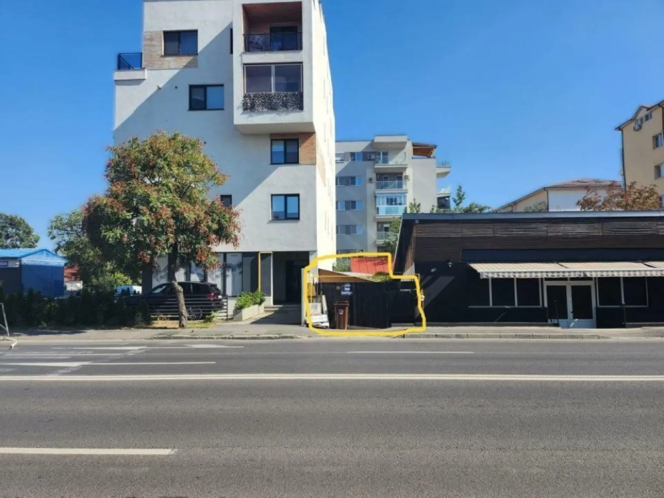 Proprietate/Teren de Vanzare- Bucuresti Sector 1- Bucuresti Targoviste 24 - Vreau sa va prezint o proprietate de vis, plina de pomi fructiferi, in care dupa cateva minute o sa te simti ca intr-un basm, plina de farmec si natura. Se vinde proprietate teren+casa. Proprietatea are 430 mp cadastrati, dar neoficial 450 mp. Se intra din sosea(intrarea) pe o alee(aleea face parte din proprietatea) de 7 metri liniari (conform pozei), dupa ce s-a reazlizat accesul in prorpietate, deschiderea este de 19 metri linianri. Constructia(casa) se poate moderniza/renova - (au fost efectuate modernizari/renovari recent de catre proprietari, ea fiind din caramida, casa batraneasca, 4 camere) sau se poate demola pentru a construi o noua vila/casa sau un bloc(conform documentului atasat se poate construi casa / bloc P+4/5).Proprietatea are un vecin in fata(spatiu comercial,catering/sushi) Proprietatea este racordata la gaze, curent, apa si canal plus fantana. Pentru documentarea mai amanuntita a posibilei viitoare constructii si a pozitei, plus altele, va rog sa cititi documentul oficial de la primaria sectorului 1, atasat. PRETUL ESTE NEGOCIABIL