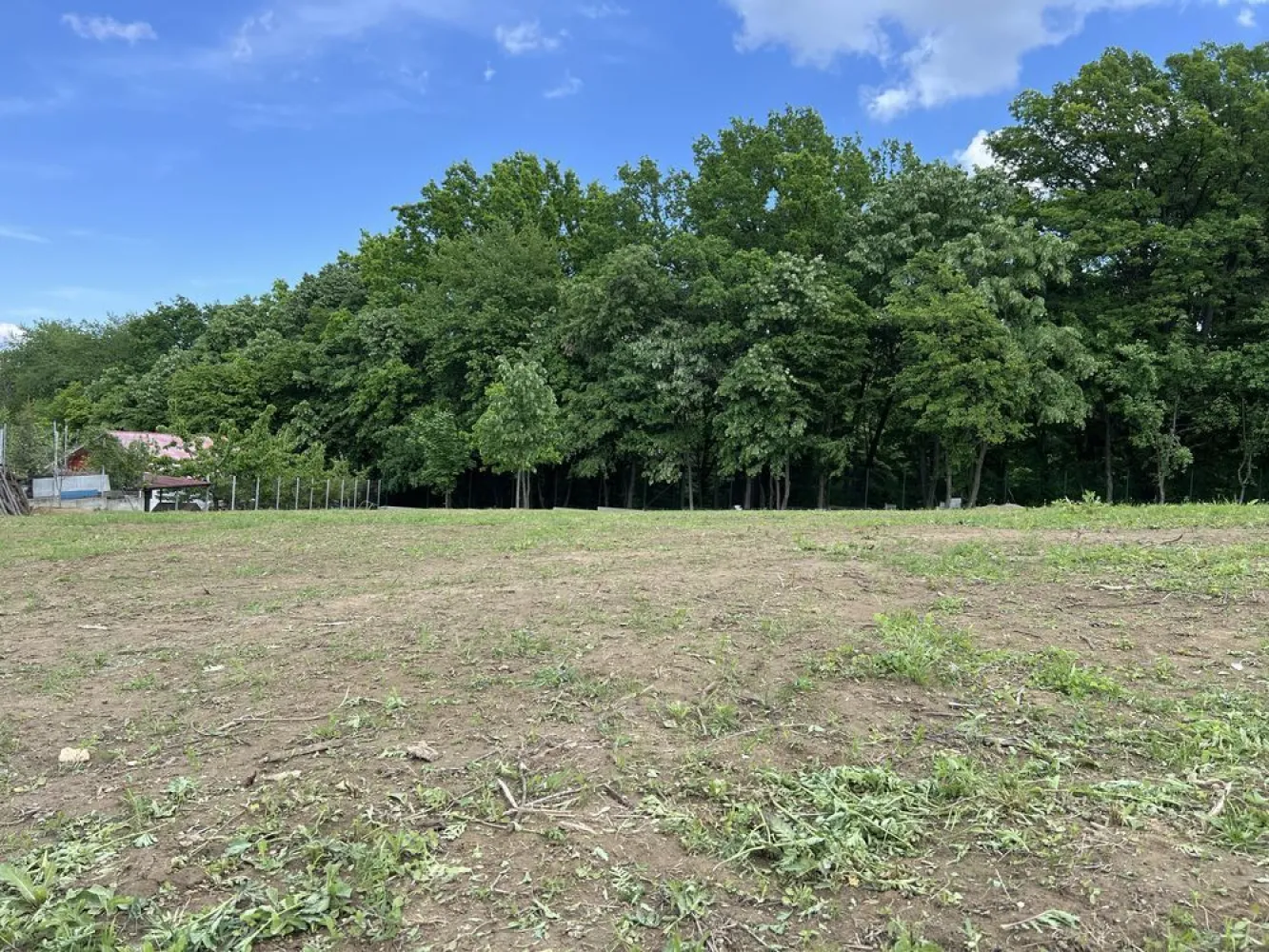Vând casă plan parter cu garaj langa padurea Barnova - Se vinde casa plan parter de 230 mp utili , langa padurea Barnova ( 3km de la Arcadia Bucium) Pe teren 1000 mp lângă pădure, practic aveți pădurea în curte !!! Cu toate utilitățile: -apă -canalizare -gaz -curent electric 380kw Casa este împărțită astfel: -3 dormitoare -2 băi -living și bucatarie -terasă generoasă -garaj 2 mașini - beci 35 mp -podul casei care se poate face locuibil 100mp având înălțimea necesară 3m la coama Construcția este în curs de finalizare , dumneavoastră având posibilitatea de a alege finisări interioare după plăcerea și gustul dorit ! Locație deosebită la fel și modelul de casă!