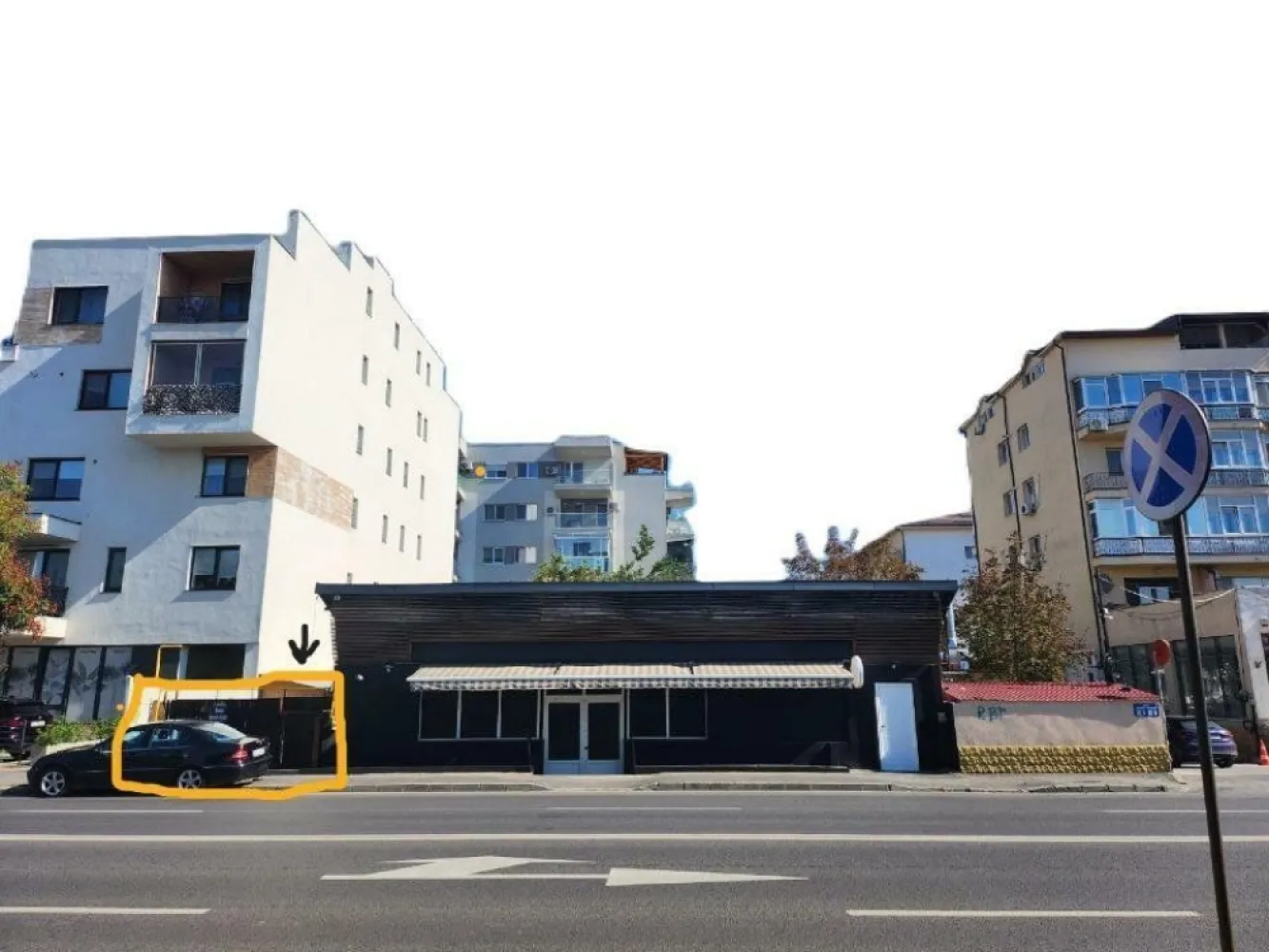 Proprietate/Teren de Vanzare- Bucuresti Sector 1- Bucuresti Targoviste 24 - Vreau sa va prezint o proprietate de vis, plina de pomi fructiferi, in care dupa cateva minute o sa te simti ca intr-un basm, plina de farmec si natura. Se vinde proprietate teren+casa. Proprietatea are 430 mp cadastrati, dar neoficial 450 mp. Se intra din sosea(intrarea) pe o alee(aleea face parte din proprietatea) de 7 metri liniari (conform pozei), dupa ce s-a reazlizat accesul in prorpietate, deschiderea este de 19 metri linianri. Constructia(casa) se poate moderniza/renova - (au fost efectuate modernizari/renovari recent de catre proprietari, ea fiind din caramida, casa batraneasca, 4 camere) sau se poate demola pentru a construi o noua vila/casa sau un bloc(conform documentului atasat se poate construi casa / bloc P+4/5).Proprietatea are un vecin in fata(spatiu comercial,catering/sushi) Proprietatea este racordata la gaze, curent, apa si canal plus fantana. Pentru documentarea mai amanuntita a posibilei viitoare constructii si a pozitei, plus altele, va rog sa cititi documentul oficial de la primaria sectorului 1, atasat. PRETUL ESTE NEGOCIABIL