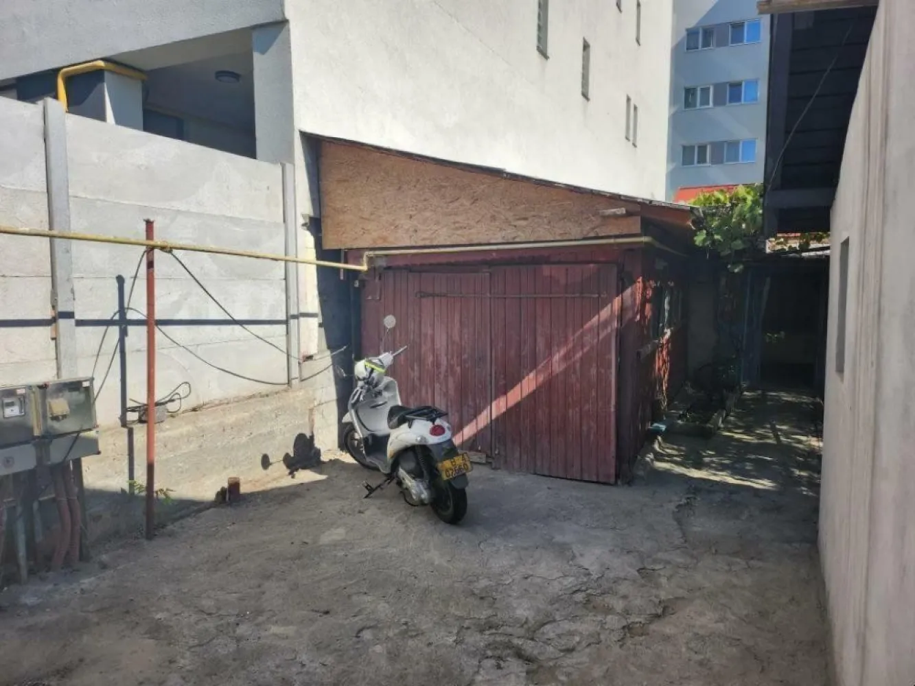 Proprietate/Teren de Vanzare- Bucuresti Sector 1- Bucuresti Targoviste 24 - Vreau sa va prezint o proprietate de vis, plina de pomi fructiferi, in care dupa cateva minute o sa te simti ca intr-un basm, plina de farmec si natura. Se vinde proprietate teren+casa. Proprietatea are 430 mp cadastrati, dar neoficial 450 mp. Se intra din sosea(intrarea) pe o alee(aleea face parte din proprietatea) de 7 metri liniari (conform pozei), dupa ce s-a reazlizat accesul in prorpietate, deschiderea este de 19 metri linianri. Constructia(casa) se poate moderniza/renova - (au fost efectuate modernizari/renovari recent de catre proprietari, ea fiind din caramida, casa batraneasca, 4 camere) sau se poate demola pentru a construi o noua vila/casa sau un bloc(conform documentului atasat se poate construi casa / bloc P+4/5).Proprietatea are un vecin in fata(spatiu comercial,catering/sushi) Proprietatea este racordata la gaze, curent, apa si canal plus fantana. Pentru documentarea mai amanuntita a posibilei viitoare constructii si a pozitei, plus altele, va rog sa cititi documentul oficial de la primaria sectorului 1, atasat. PRETUL ESTE NEGOCIABIL