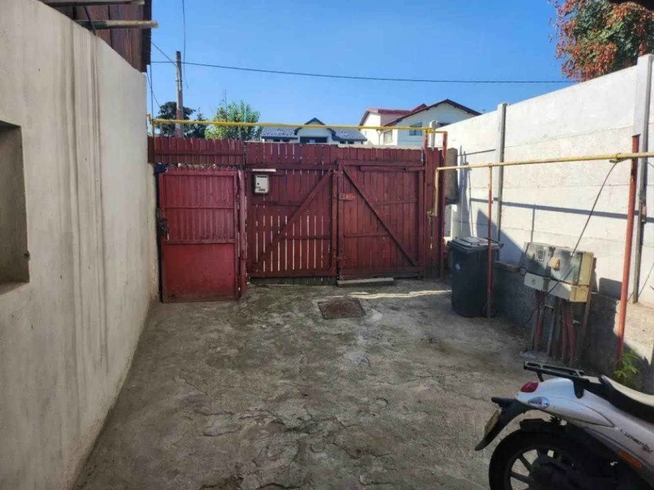 Proprietate/Teren de Vanzare- Bucuresti Sector 1- Bucuresti Targoviste 24 - Vreau sa va prezint o proprietate de vis, plina de pomi fructiferi, in care dupa cateva minute o sa te simti ca intr-un basm, plina de farmec si natura. Se vinde proprietate teren+casa. Proprietatea are 430 mp cadastrati, dar neoficial 450 mp. Se intra din sosea(intrarea) pe o alee(aleea face parte din proprietatea) de 7 metri liniari (conform pozei), dupa ce s-a reazlizat accesul in prorpietate, deschiderea este de 19 metri linianri. Constructia(casa) se poate moderniza/renova - (au fost efectuate modernizari/renovari recent de catre proprietari, ea fiind din caramida, casa batraneasca, 4 camere) sau se poate demola pentru a construi o noua vila/casa sau un bloc(conform documentului atasat se poate construi casa / bloc P+4/5).Proprietatea are un vecin in fata(spatiu comercial,catering/sushi) Proprietatea este racordata la gaze, curent, apa si canal plus fantana. Pentru documentarea mai amanuntita a posibilei viitoare constructii si a pozitei, plus altele, va rog sa cititi documentul oficial de la primaria sectorului 1, atasat. PRETUL ESTE NEGOCIABIL