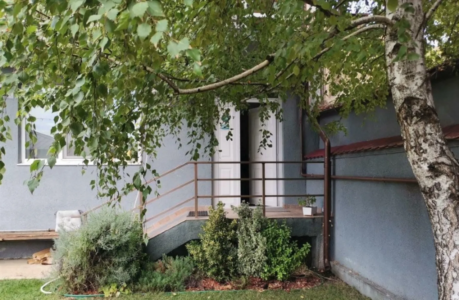 direct proprietari - Direct proprietari vindem casa particulara â€“ libera de sarcini, disponibilitate. Casa corecta si trainica! suntem proprietari, detinem carte funciara, cadastru, certificat energetic, proiect si planuri casa, relevee, facturi achitate la zi. curte de 271 mp cu casa locuibila imediat. casa a fost data in folosinta in octombrie 2005. imobilul are amprenta la sol de 121 mp, 3 etaje avind suprafata desfasurata 365 mp. fiacre etaj are o suprafata locuibila de 102 mp, living, dormitor, baie proprie, bucatarie, hol. acesta impartire confera variante foarte versatile de utilizare a imobilului â€“ parinti, bunici, copii, fiecare cu palierului luiâ€Ś., locuinta si business sub acelas acoperisâ€Ś. curtea din fata a imobilului poate asigura un loc de parcare pe dale de beton, poarta fiind prevazuta cu sistem de deschidere automat. acesta curte are o ambianta foarte placuta data de trandafiri, lavanda si umbra desasa a unui superb mesteacan. in parea din spatele imobilului se afla o curte interioara cu zona de luat masa. curte retrasa de ochii lumii, de zgomot asigura foarte multa intimitate. casa din caramida cu grinzi de beton armat este construita de tatal meu, profesor dr la Universitatea Tehnica de Constructii din Bucuresti, pentru familia noastra. peretii sunt anvelopati. geamurile termopan asigura iluminat natural, spatii generoase, racaoroase pe timp de vara, luminoase si foarte curate. fiecare etaj poate fi utilizat independent avind living de aprox 60 mp, dormitor aprox 22 mp, baie, bucatarie, hol. etajul 1 are si balcon. parchet nou, montat anul trecut, pereti zugraviti recent. baile sunt dotate cu gresie, faianta totul nou. casa are trei centrale termice noi (ariston 2022), cite una pe fiecare etaj, prevazute cu termostate wireless, contoare pesante de gaz si electricitate, calorifere cu tremostat, aer conditionat pe fiecare nivel. casa este dotata cu camera de luat vederi, senzori antiefractie si sistem de alarma. ultimul etaj aici veti gasi surprize frumoase. are o atmosfera calda, aparte cu grinzi aparente incastrate in lemn, parchet din lemn, semineu, bucatarie, baie amenajate si mobilate (aragaz, cuptor electric, frigider, hota, masina de spalat); camerele mobilate, lustre stil, podul nu este locuibil dar este curat si creaza bine un spatiu tampon de antifonare si reglare termica. acoperisul lindab in stare foarte buna, paratrasnet. spatiul generos al acetui imobil este foarte permisiv si adaptabil. Imobilul poate raspunde la foarte multe cerinte si anume poate fi locuit de mai multe familii sau de o familie cu mai multe genaratii sau poate fi simultan locuina si business. este situat pe o strada asfaltata, linistita, putin circulata, fara praf sau santiere, cu vecini amabili. acces imediat la metrou (8 minute). 15 minute de Centrul Vechi, Piata Unirii si foarte aproape de parcul Carol. casa este libera de sarcini, disponibilitate imediata, toate actele la zi si pregatite. ne puteti contacta la