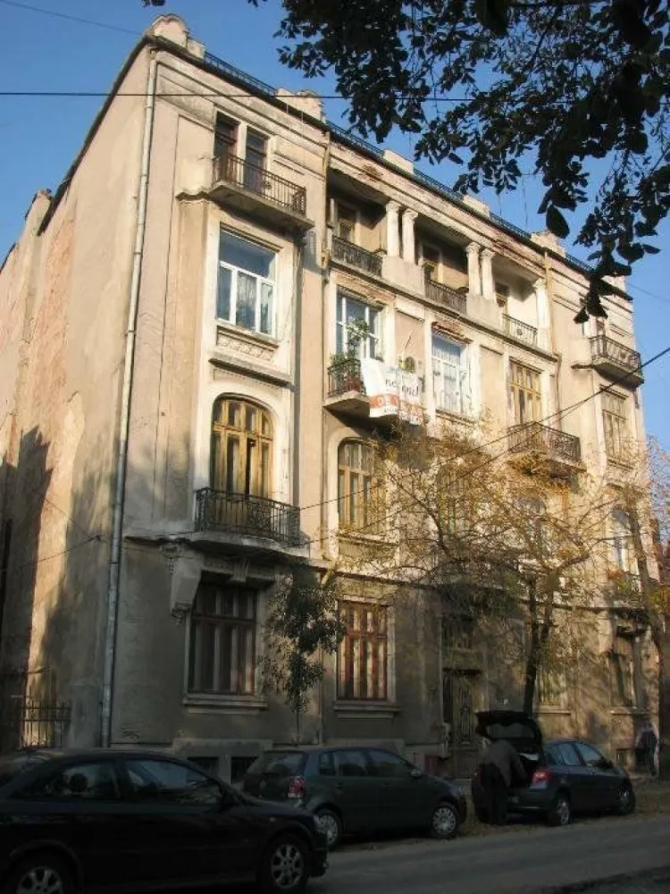 CASA MAGUREANU 57 - The building counts 2221 mq desfasurat and it's located in front of Magureanu Bucharest Park, It's composed from eight apartments with 4 rooms each one. There is subsol and a mansarda where it's possible obtain a ninth beautiful apartment. The building needs to be completely renovated. Please contact Gabriele Bianchi on this mobile: +39 3355449933