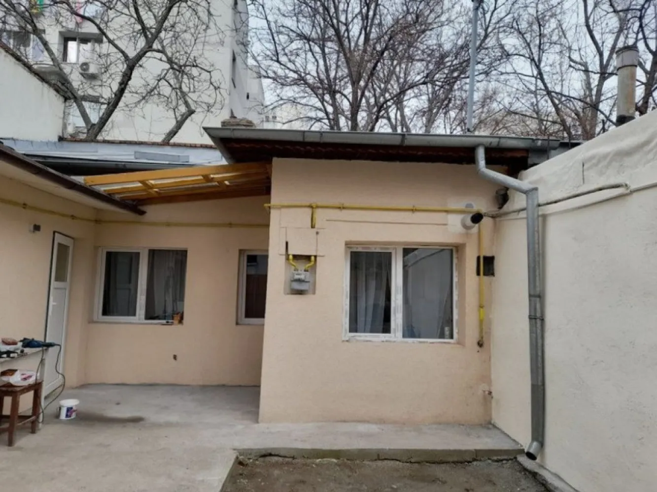 Dristor, Piata Ramnicu Sarat, casa - Dristor, P-ta Ramnicu Sarat, 2 cam.la curte din caramida renovata 2023,corpul C1 2 camere si antreu,C2 baie,bucatarie camara si debara, sup.utila 52 mp si curte 39mp, 2 intrari, toate utilitatile, CT noua Viessmann, izolata termic ext. cu polistiren de 10 cm si in int. cu vata minerala si rigips, toate instalatiile noi, gratar,singur in curte. In apropiere de piata, metrou, STB, scoli, gradinite, Park Lake,