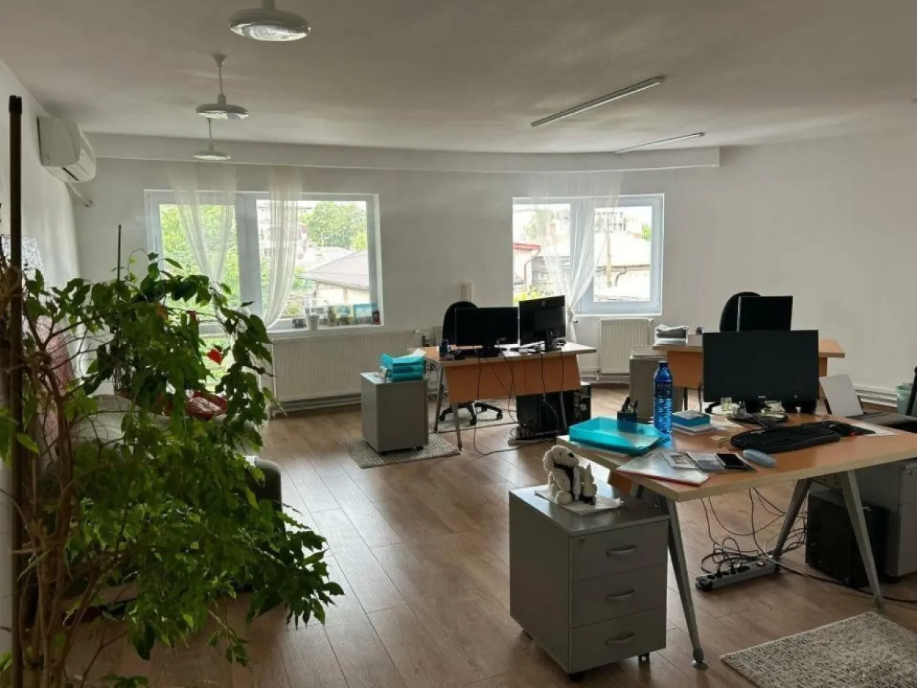 direct proprietari - Direct proprietari vindem casa particulara â€“ libera de sarcini, disponibilitate. Casa corecta si trainica! suntem proprietari, detinem carte funciara, cadastru, certificat energetic, proiect si planuri casa, relevee, facturi achitate la zi. curte de 271 mp cu casa locuibila imediat. casa a fost data in folosinta in octombrie 2005. imobilul are amprenta la sol de 121 mp, 3 etaje avind suprafata desfasurata 365 mp. fiacre etaj are o suprafata locuibila de 102 mp, living, dormitor, baie proprie, bucatarie, hol. acesta impartire confera variante foarte versatile de utilizare a imobilului â€“ parinti, bunici, copii, fiecare cu palierului luiâ€Ś., locuinta si business sub acelas acoperisâ€Ś. curtea din fata a imobilului poate asigura un loc de parcare pe dale de beton, poarta fiind prevazuta cu sistem de deschidere automat. acesta curte are o ambianta foarte placuta data de trandafiri, lavanda si umbra desasa a unui superb mesteacan. in parea din spatele imobilului se afla o curte interioara cu zona de luat masa. curte retrasa de ochii lumii, de zgomot asigura foarte multa intimitate. casa din caramida cu grinzi de beton armat este construita de tatal meu, profesor dr la Universitatea Tehnica de Constructii din Bucuresti, pentru familia noastra. peretii sunt anvelopati. geamurile termopan asigura iluminat natural, spatii generoase, racaoroase pe timp de vara, luminoase si foarte curate. fiecare etaj poate fi utilizat independent avind living de aprox 60 mp, dormitor aprox 22 mp, baie, bucatarie, hol. etajul 1 are si balcon. parchet nou, montat anul trecut, pereti zugraviti recent. baile sunt dotate cu gresie, faianta totul nou. casa are trei centrale termice noi (ariston 2022), cite una pe fiecare etaj, prevazute cu termostate wireless, contoare pesante de gaz si electricitate, calorifere cu tremostat, aer conditionat pe fiecare nivel. casa este dotata cu camera de luat vederi, senzori antiefractie si sistem de alarma. ultimul etaj aici veti gasi surprize frumoase. are o atmosfera calda, aparte cu grinzi aparente incastrate in lemn, parchet din lemn, semineu, bucatarie, baie amenajate si mobilate (aragaz, cuptor electric, frigider, hota, masina de spalat); camerele mobilate, lustre stil, podul nu este locuibil dar este curat si creaza bine un spatiu tampon de antifonare si reglare termica. acoperisul lindab in stare foarte buna, paratrasnet. spatiul generos al acetui imobil este foarte permisiv si adaptabil. Imobilul poate raspunde la foarte multe cerinte si anume poate fi locuit de mai multe familii sau de o familie cu mai multe genaratii sau poate fi simultan locuina si business. este situat pe o strada asfaltata, linistita, putin circulata, fara praf sau santiere, cu vecini amabili. acces imediat la metrou (8 minute). 15 minute de Centrul Vechi, Piata Unirii si foarte aproape de parcul Carol. casa este libera de sarcini, disponibilitate imediata, toate actele la zi si pregatite. ne puteti contacta la