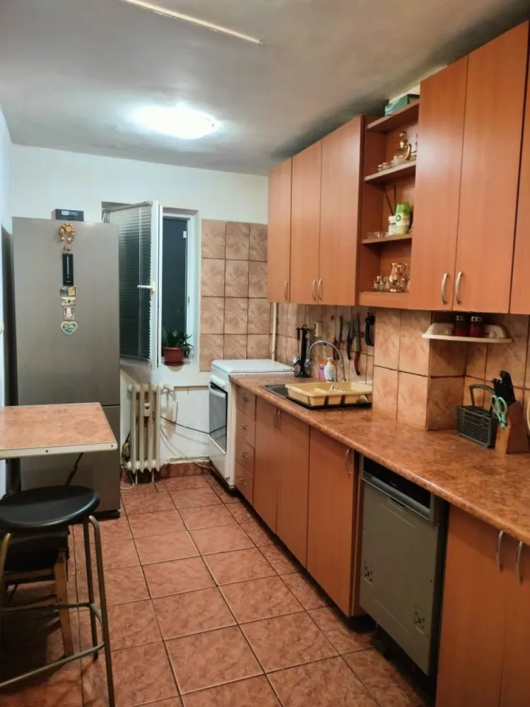 Proprietar închiriez apartament cu doua camere in zona Teiul Doamnei - Proprietar ,închiriez apartament cu 2 camere( sectorul 2, București)situat in zona Teiul Doamnei aproape de Facultatea de Construcții, Școală generală, Dispensar și Spitalul de copii Emilia Irza.Este curat și liber începând cu data de 1 ianuarie 2025,mobilat complet și utilat cu aer condiționat,mașină de spălat rufe, combină frigorifică full no frost, aragaz,internet și cablu TV și doua televizoare .In apropiere sunt stațiile de STB 182,282,16,36, 243 și la 5 minute linia 21.Telefon 07******33.