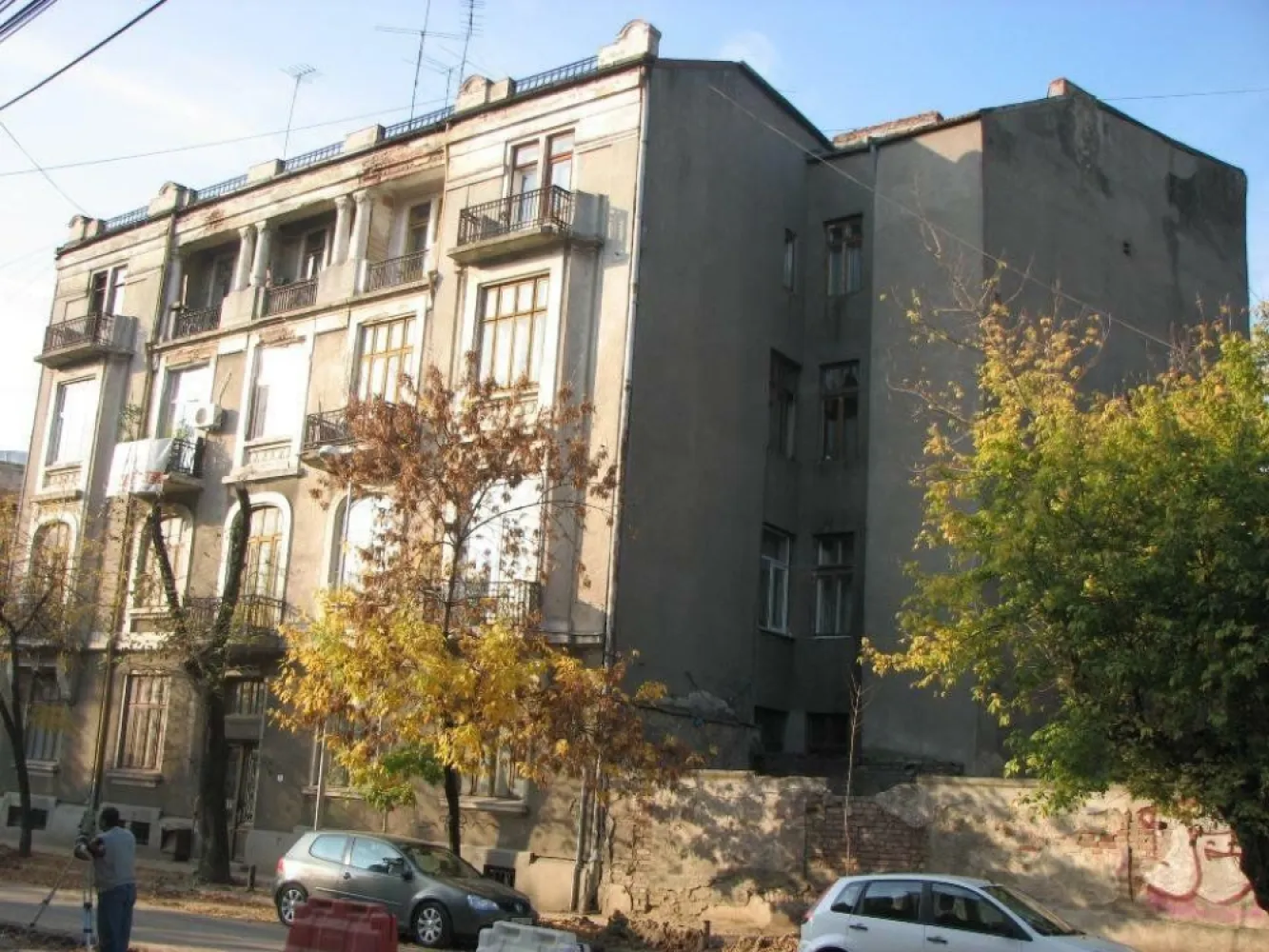 CASA MAGUREANU 57 - The building counts 2221 mq desfasurat and it's located in front of Magureanu Bucharest Park, It's composed from eight apartments with 4 rooms each one. There is subsol and a mansarda where it's possible obtain a ninth beautiful apartment. The building needs to be completely renovated. Please contact Gabriele Bianchi on this mobile: +39 3355449933