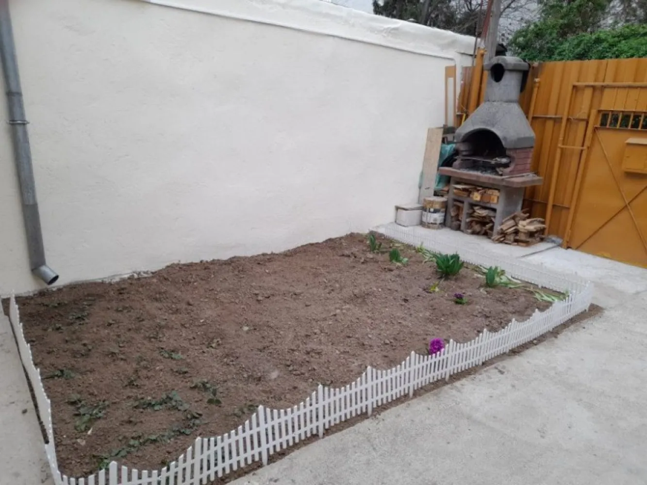 Dristor, Piata Ramnicu Sarat, casa - Dristor, P-ta Ramnicu Sarat, 2 cam.la curte din caramida renovata 2023,corpul C1 2 camere si antreu,C2 baie,bucatarie camara si debara, sup.utila 52 mp si curte 39mp, 2 intrari, toate utilitatile, CT noua Viessmann, izolata termic ext. cu polistiren de 10 cm si in int. cu vata minerala si rigips, toate instalatiile noi, gratar,singur in curte. In apropiere de piata, metrou, STB, scoli, gradinite, Park Lake,