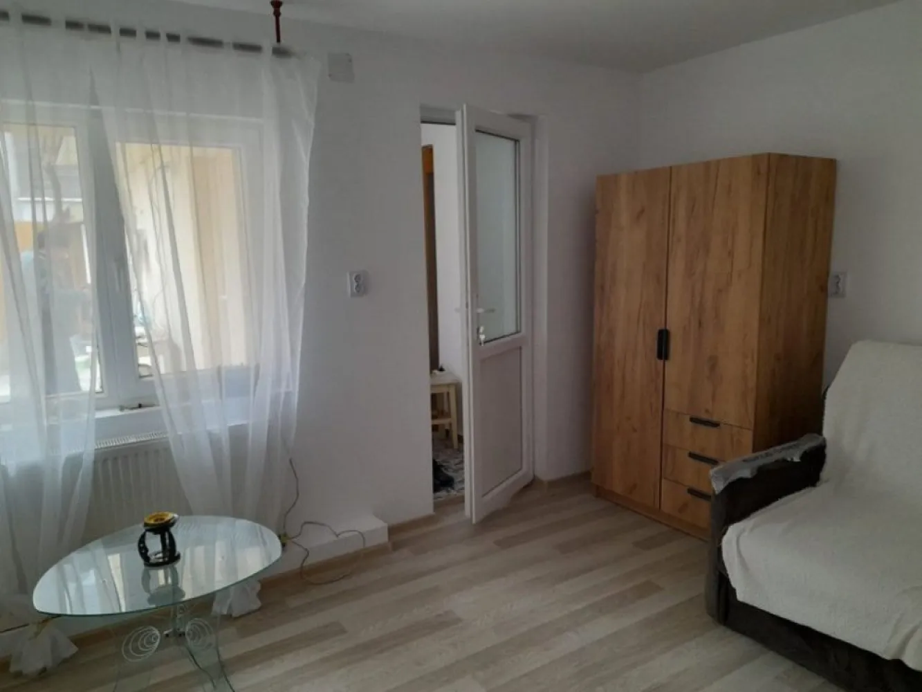 Dristor, Piata Ramnicu Sarat, casa - Dristor, P-ta Ramnicu Sarat, 2 cam.la curte din caramida renovata 2023,corpul C1 2 camere si antreu,C2 baie,bucatarie camara si debara, sup.utila 52 mp si curte 39mp, 2 intrari, toate utilitatile, CT noua Viessmann, izolata termic ext. cu polistiren de 10 cm si in int. cu vata minerala si rigips, toate instalatiile noi, gratar,singur in curte. In apropiere de piata, metrou, STB, scoli, gradinite, Park Lake,
