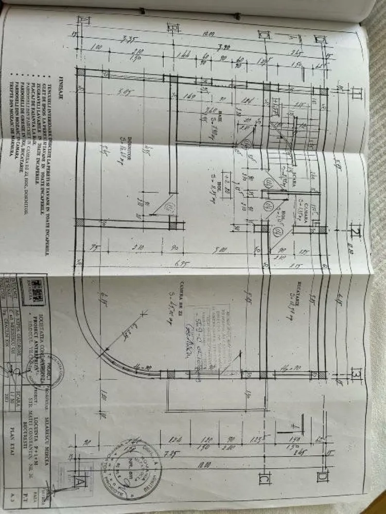 direct proprietari - Direct proprietari vindem casa particulara â€“ libera de sarcini, disponibilitate. Casa corecta si trainica! suntem proprietari, detinem carte funciara, cadastru, certificat energetic, proiect si planuri casa, relevee, facturi achitate la zi. curte de 271 mp cu casa locuibila imediat. casa a fost data in folosinta in octombrie 2005. imobilul are amprenta la sol de 121 mp, 3 etaje avind suprafata desfasurata 365 mp. fiacre etaj are o suprafata locuibila de 102 mp, living, dormitor, baie proprie, bucatarie, hol. acesta impartire confera variante foarte versatile de utilizare a imobilului â€“ parinti, bunici, copii, fiecare cu palierului luiâ€Ś., locuinta si business sub acelas acoperisâ€Ś. curtea din fata a imobilului poate asigura un loc de parcare pe dale de beton, poarta fiind prevazuta cu sistem de deschidere automat. acesta curte are o ambianta foarte placuta data de trandafiri, lavanda si umbra desasa a unui superb mesteacan. in parea din spatele imobilului se afla o curte interioara cu zona de luat masa. curte retrasa de ochii lumii, de zgomot asigura foarte multa intimitate. casa din caramida cu grinzi de beton armat este construita de tatal meu, profesor dr la Universitatea Tehnica de Constructii din Bucuresti, pentru familia noastra. peretii sunt anvelopati. geamurile termopan asigura iluminat natural, spatii generoase, racaoroase pe timp de vara, luminoase si foarte curate. fiecare etaj poate fi utilizat independent avind living de aprox 60 mp, dormitor aprox 22 mp, baie, bucatarie, hol. etajul 1 are si balcon. parchet nou, montat anul trecut, pereti zugraviti recent. baile sunt dotate cu gresie, faianta totul nou. casa are trei centrale termice noi (ariston 2022), cite una pe fiecare etaj, prevazute cu termostate wireless, contoare pesante de gaz si electricitate, calorifere cu tremostat, aer conditionat pe fiecare nivel. casa este dotata cu camera de luat vederi, senzori antiefractie si sistem de alarma. ultimul etaj aici veti gasi surprize frumoase. are o atmosfera calda, aparte cu grinzi aparente incastrate in lemn, parchet din lemn, semineu, bucatarie, baie amenajate si mobilate (aragaz, cuptor electric, frigider, hota, masina de spalat); camerele mobilate, lustre stil, podul nu este locuibil dar este curat si creaza bine un spatiu tampon de antifonare si reglare termica. acoperisul lindab in stare foarte buna, paratrasnet. spatiul generos al acetui imobil este foarte permisiv si adaptabil. Imobilul poate raspunde la foarte multe cerinte si anume poate fi locuit de mai multe familii sau de o familie cu mai multe genaratii sau poate fi simultan locuina si business. este situat pe o strada asfaltata, linistita, putin circulata, fara praf sau santiere, cu vecini amabili. acces imediat la metrou (8 minute). 15 minute de Centrul Vechi, Piata Unirii si foarte aproape de parcul Carol. casa este libera de sarcini, disponibilitate imediata, toate actele la zi si pregatite. ne puteti contacta la