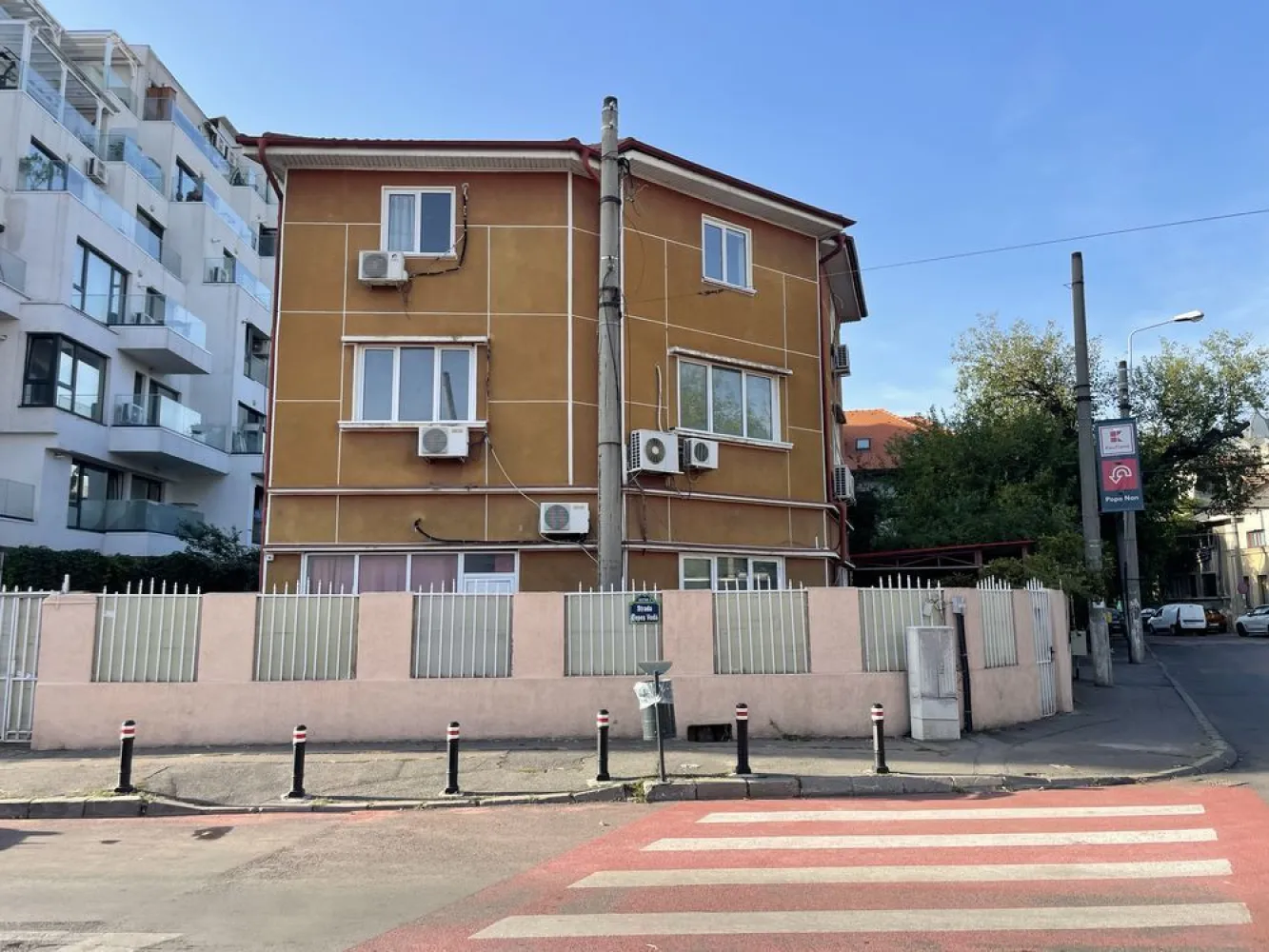 Vila Popa Nan Kaufland sector 2 Unirii Muncii Iancului Calarasi - Locatie unica de vânzare în sector 2 ! 150m de Kaufland , Calarasilor Vila S+P+2E 450 mp construiti Teren 444 mp cu deschidere 38 m la două străzi Pot 70%, P+6E Parter spațiu comercial 12 camere Garaj 4 mașini Zona Unirii sector 2 Direct proprietar
