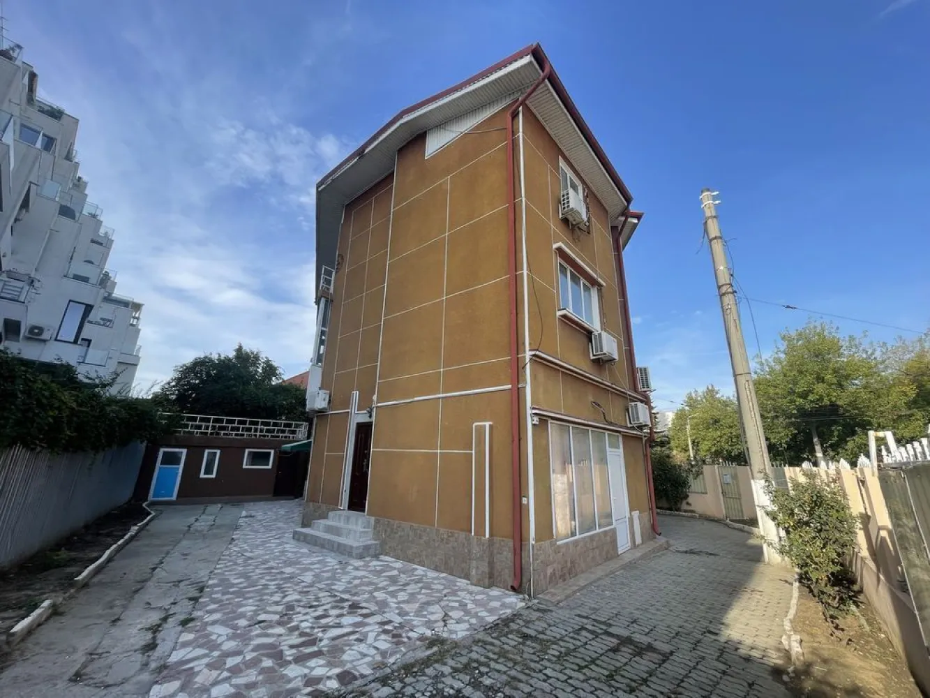 Vila Popa Nan Kaufland sector 2 Unirii Muncii Iancului Calarasi - Locatie unica de vânzare în sector 2 ! 150m de Kaufland , Calarasilor Vila S+P+2E 450 mp construiti Teren 444 mp cu deschidere 38 m la două străzi Pot 70%, P+6E Parter spațiu comercial 12 camere Garaj 4 mașini Zona Unirii sector 2 Direct proprietar
