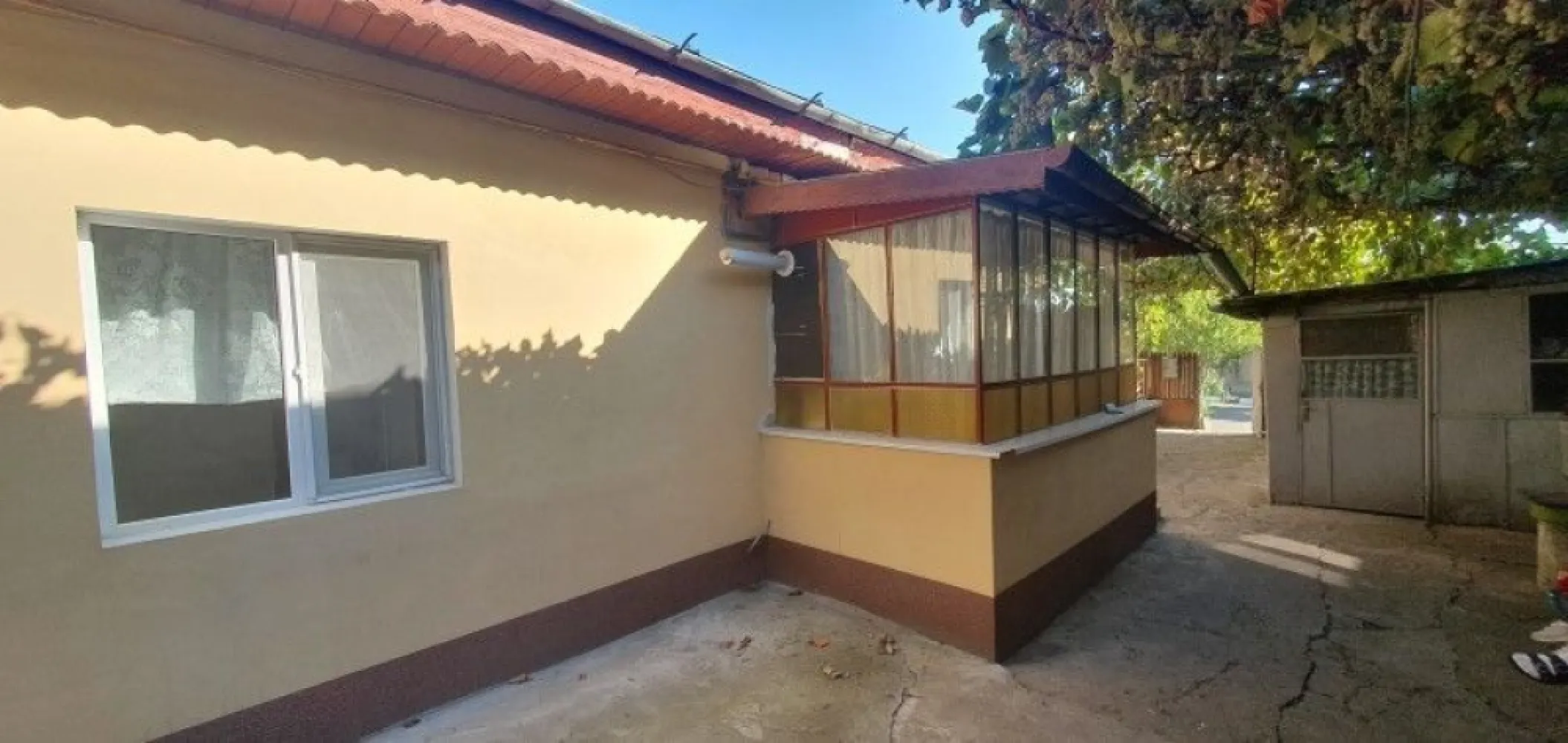 Andronache, str. Turistilor nr. 27 - proprietar, casa curte locuibila, caramida, centrala, gaze, lumina, put, garaj, 3 camere, bucatarie, hol, baie, camara,