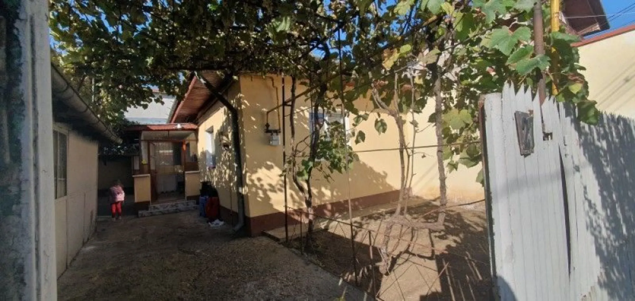 Andronache, str. Turistilor nr. 27 - proprietar, casa curte locuibila, caramida, centrala, gaze, lumina, put, garaj, 3 camere, bucatarie, hol, baie, camara,