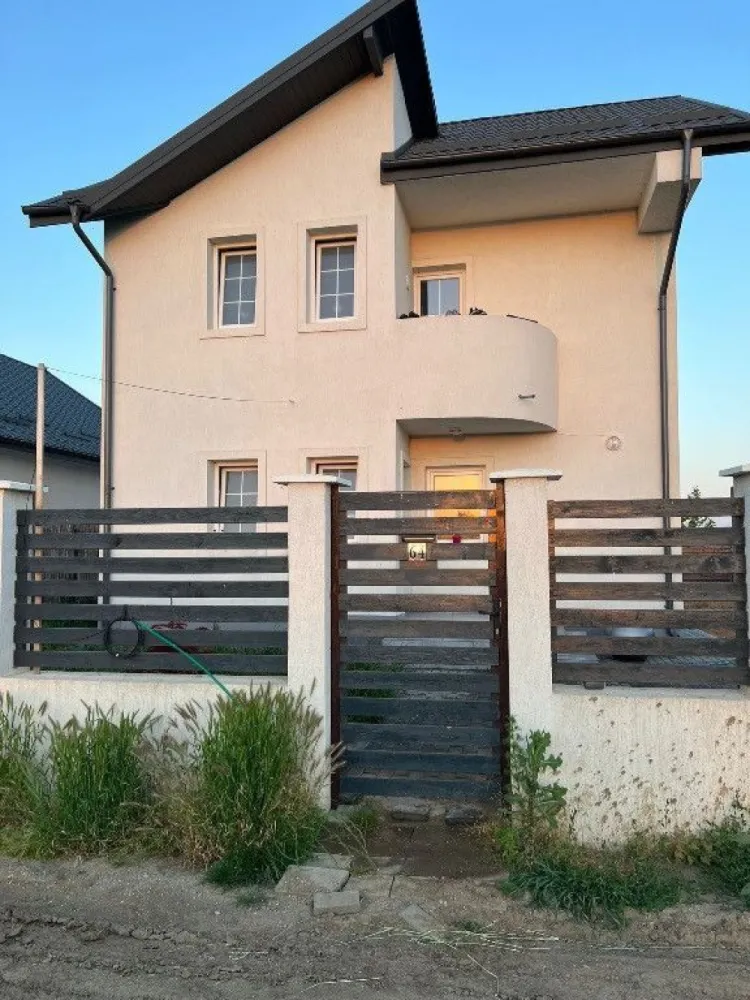Sau/închiriez casa P+1E capătul Comunei Berceni Mănăstirea Sf. Treime - Cauți o casă de cumpărat sau închiriat într-o zonă liniștită pentru familia ta? Aceasta este ocazia ta! Vilă P+1E este amplasată la capătul Comunei Berceni, vis a vis de Mănăstirea Sfânta Treime, perfectă pentru a fi căminul unei familii! Casa este complet mobilată și utilată cu 3 dormitoare, 2 băi, bucătărie open space și living. Parter: Baie cu cabină de duș, bucătărie, living și un dormitor, cu 2 ieșiri în față și în spate. Etaj: 2 dormitoare, dintre care unul cu o terasă, o baie imensă și un balcon. Loc de parcare în curte. În grădină avem grătar și o masă de 8 persoane, cat și o măsuță pentru copii. Grădină și curtea poate fi amenajată de cumpărători sau de către chiriași după bunul plac. Bucătărie utilată cu aragaz, cuptor electric, cuptor cu microunde Samsung, boiler, centrală termică pe gaz Ariston, frigider Samsung, aparat de cafea, tacâmuri, pahare, farfurii Living: șemineu electric , internet fibra optica Baie de la etaj mașina de spălat cu uscător Samsung Aer condiționat Goldsense în dormitorul matrimonial de la etaj Racoradata la gaze și curent (220v) Casa dispune de alarma cu aplicație pe telefonul mobil cu sirena exterioară Vecini liniștiți. Curte de 250mp. Casă deține și pod mansardat, neamenajat. Suntem direct proprietari și închiriem doar pe termen lung pt 800 EUR/luna Întrebări și stabilire vizionări doar pe nr de whatsapp: +40733647730 sau telefonic la +34624149853