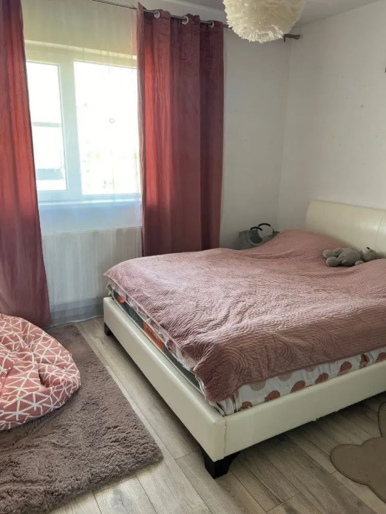 Sau/închiriez casa P+1E capătul Comunei Berceni Mănăstirea Sf. Treime - Cauți o casă de cumpărat sau închiriat într-o zonă liniștită pentru familia ta? Aceasta este ocazia ta! Vilă P+1E este amplasată la capătul Comunei Berceni, vis a vis de Mănăstirea Sfânta Treime, perfectă pentru a fi căminul unei familii! Casa este complet mobilată și utilată cu 3 dormitoare, 2 băi, bucătărie open space și living. Parter: Baie cu cabină de duș, bucătărie, living și un dormitor, cu 2 ieșiri în față și în spate. Etaj: 2 dormitoare, dintre care unul cu o terasă, o baie imensă și un balcon. Loc de parcare în curte. În grădină avem grătar și o masă de 8 persoane, cat și o măsuță pentru copii. Grădină și curtea poate fi amenajată de cumpărători sau de către chiriași după bunul plac. Bucătărie utilată cu aragaz, cuptor electric, cuptor cu microunde Samsung, boiler, centrală termică pe gaz Ariston, frigider Samsung, aparat de cafea, tacâmuri, pahare, farfurii Living: șemineu electric , internet fibra optica Baie de la etaj mașina de spălat cu uscător Samsung Aer condiționat Goldsense în dormitorul matrimonial de la etaj Racoradata la gaze și curent (220v) Casa dispune de alarma cu aplicație pe telefonul mobil cu sirena exterioară Vecini liniștiți. Curte de 250mp. Casă deține și pod mansardat, neamenajat. Suntem direct proprietari și închiriem doar pe termen lung pt 800 EUR/luna Întrebări și stabilire vizionări doar pe nr de whatsapp: +40733647730 sau telefonic la +34624149853