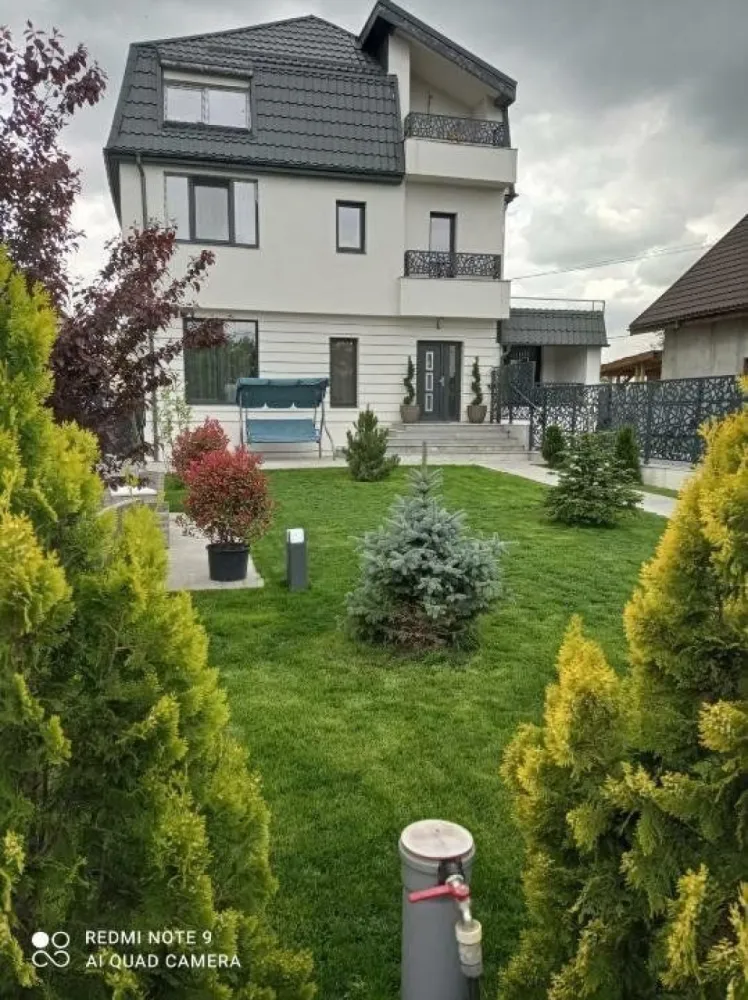 Vand bloc Bucurestii Noi,Sector 1,pretabil mega gradinita,azil,clinica ,birouri - Vand bloc,670 mp ,configurat in felul urmator:Demisol 200 mp,cu grup sanitar si toate utilitatile.Parter:apartament 5 camere cu 3 bai de 200mp.Etaj 1:apartament 4 camere cu 2 bai de 135 mp.Etaj 2:apartament 4 camere cu 2 bai de 135 mp.Zona este foarte linistita,complex comercial Colosseum la 5 minute de mers pe jos,cat si acces facil la mijloace de transport din zona,autobuz,troleibuz si metrou.NU DORESC PROMOVARE DE CATRE AGENTII....DACA AVETI CLIENT,PLATESC COMISION...DAR PUNCTUAL!!!!