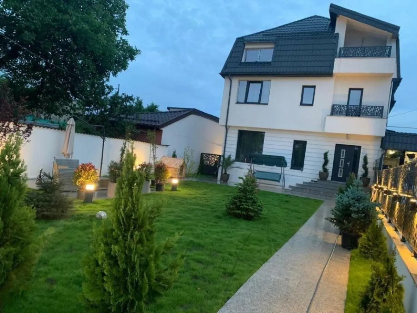 Vand bloc Bucurestii Noi,Sector 1,pretabil mega gradinita,azil,clinica ,birouri - Vand bloc,670 mp ,configurat in felul urmator:Demisol 200 mp,cu grup sanitar si toate utilitatile.Parter:apartament 5 camere cu 3 bai de 200mp.Etaj 1:apartament 4 camere cu 2 bai de 135 mp.Etaj 2:apartament 4 camere cu 2 bai de 135 mp.Zona este foarte linistita,complex comercial Colosseum la 5 minute de mers pe jos,cat si acces facil la mijloace de transport din zona,autobuz,troleibuz si metrou.NU DORESC PROMOVARE DE CATRE AGENTII....DACA AVETI CLIENT,PLATESC COMISION...DAR PUNCTUAL!!!!