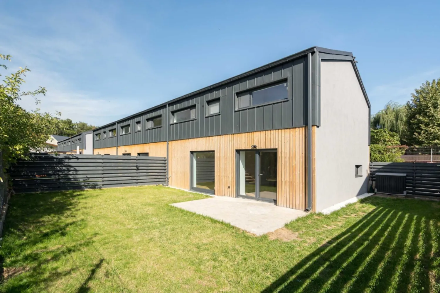 Casa 7 Hambar44,casa pasiva,pompa caldura geoter,3 locuri parcare - Casa 7 a fost concepută încă de la demararea complexului Hambar44 cu mare atenție la detalii, aceasta fiind păstrată special pentru noi. Deși nu am locuit niciodată aici, am ales această casă datorită grădinii sale private, care se îmbină perfect cu livada vecinilor. Un nou proiect ne-a condus pe un alt drum, și acum dorim să oferim altcuiva oportunitatea de a transforma această casă în căminul său. Dotări și caracteristici: -Pompă de caldură fabricată în Suedia marca CTC 410(10kw) sol-apă pentru încălzire/răcire + apă caldă - protejează mediul înconjurător, 100% ecofriendly -Eliminarea punţilor termice constructive folosind 20cm de polistiren EPS150 şi 15cm spumă poliuretanică cu celulă închisă plus un acoperiş izolat cu 30cm de vată -Încălzire prin pardoseală şi sistem de ventilaţie, plus răcire prin ventiloconvector, ambele fiind fabricate in Italia -Geamuri cu montaj special pt protecţie termică -Salamander Window & Door SystemsBluEvolution 92, şi uşă de acces importata din Suedia -Acoperiş ventilat şi fără grija condensului - covor de ventilaţie Delta trela & tabla Novatik Romania -Faţadă ventilată, unică - pin nordic tratat special ce nu necesită îngrijire în timp Thermowood Oy Lunawood Ltd Finlanda - Fiecare casă este individuală, are pereţi dubli, plus extra izolaţie fonică Blocktec70 - 7kg/mp - DetailsMedia - Pregătire pentru panouri fotovoltaice, oferind posibilitatea de a reduce costurile energetice. - Finisaje moderne și premium, complet modificate față de cele standard, inclusiv scurgeri în perete pentru dușuri și WC-uri suspendate. - Iluminat special pentru scări, aducând un plus de estetică. Beneficiile comunității Hambar44: - Piscină și loc de relaxare. - Community hub amenajat pentru copii și adulți. - 3 locuri de parcare, dintre care unul cu priză pentru mașina electrică. - Racordare la rețelele publice de curent, apă și canalizare. - Acces rapid la mijloacele de transport în comun, cu conexiune la Gara de Nord/Otopeni în 10 minute. Compartimentare: - Parter: Living generos (33mp), bucătărie modernă (14mp), hol spațios și grup sanitar dotat cu duș. - Etaj:Dormitor matrimonial cu dressing și baie proprie, plus două dormitoare și o baie dotată cu cadă si spatiu pentru masina de spalat+uscator. Casa 7 oferă un mediu ideal pentru a deveni căminul perfect. Trăiește la standard pasiv și bucură-te de o casă ce nu necesită nicio grijă din partea ta!