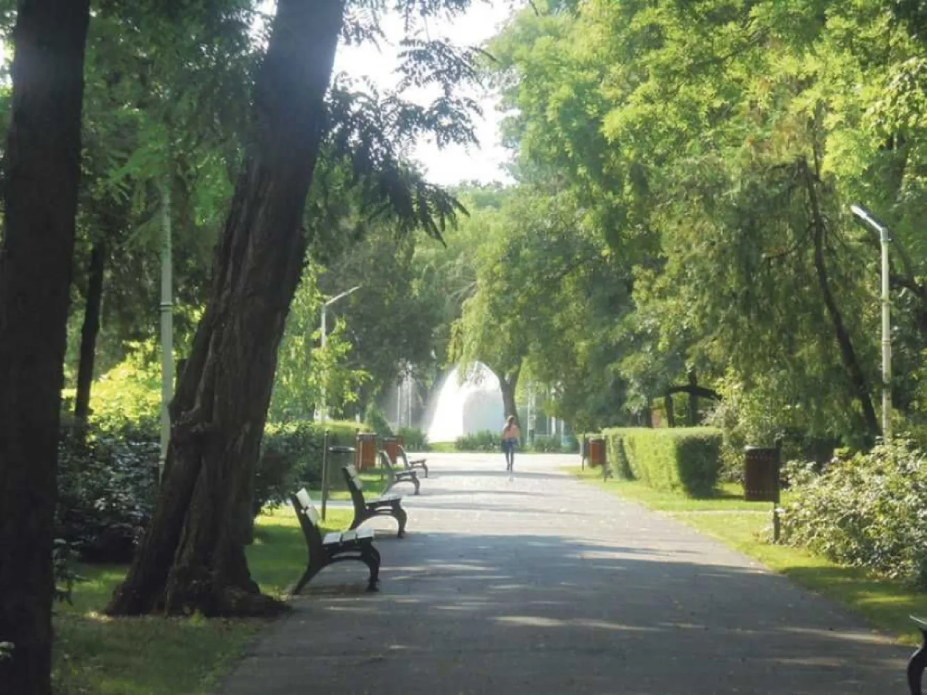 Casa de vanzare Bucurestii Noi - parcul Bazilescu - Casa de vanzare parcul Bazilescu-Bucurestii Noi! Casa de vanzare in cartierul Bucurestii Noi langa Parcul Bazilescu si Piata 16 Februarie. Casa cu 3 camere, baie, bucatarie, holuri si o pivnita mare. Constructie din caramida, cu inaltimea camerelor de cca 2,9 ml. Racordata la toate utilitatile. Casa este in asa fel pozitionata pe teren incat raman spatii generoase si" aerisite" disponibile pentru amenajarea zonei verzi. In curte incap 3-4 autoturisme. Teren in suprafata de 292 mp, deschiderea la strada este de cca 10ml. Pret 159.000 eur Oferta prezentata de agentie imobiliara! Comision cumparare 3%