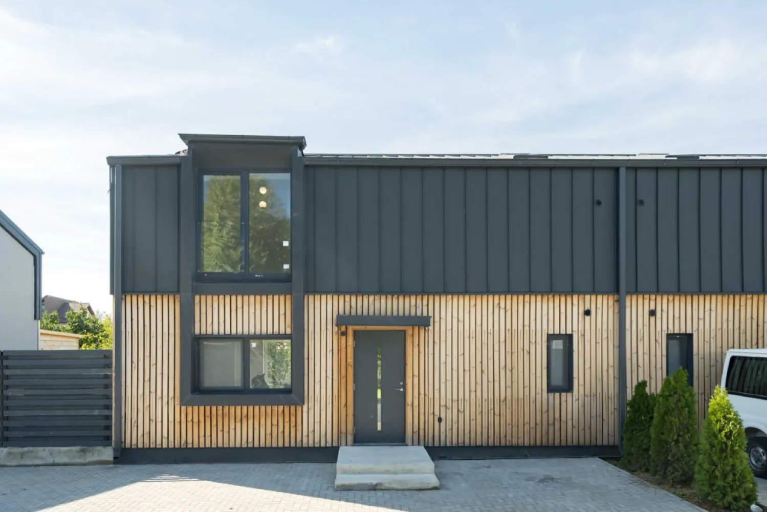 Casa 7 Hambar44,casa pasiva,pompa caldura geoter,3 locuri parcare - Casa 7 a fost concepută încă de la demararea complexului Hambar44 cu mare atenție la detalii, aceasta fiind păstrată special pentru noi. Deși nu am locuit niciodată aici, am ales această casă datorită grădinii sale private, care se îmbină perfect cu livada vecinilor. Un nou proiect ne-a condus pe un alt drum, și acum dorim să oferim altcuiva oportunitatea de a transforma această casă în căminul său. Dotări și caracteristici: -Pompă de caldură fabricată în Suedia marca CTC 410(10kw) sol-apă pentru încălzire/răcire + apă caldă - protejează mediul înconjurător, 100% ecofriendly -Eliminarea punţilor termice constructive folosind 20cm de polistiren EPS150 şi 15cm spumă poliuretanică cu celulă închisă plus un acoperiş izolat cu 30cm de vată -Încălzire prin pardoseală şi sistem de ventilaţie, plus răcire prin ventiloconvector, ambele fiind fabricate in Italia -Geamuri cu montaj special pt protecţie termică -Salamander Window & Door SystemsBluEvolution 92, şi uşă de acces importata din Suedia -Acoperiş ventilat şi fără grija condensului - covor de ventilaţie Delta trela & tabla Novatik Romania -Faţadă ventilată, unică - pin nordic tratat special ce nu necesită îngrijire în timp Thermowood Oy Lunawood Ltd Finlanda - Fiecare casă este individuală, are pereţi dubli, plus extra izolaţie fonică Blocktec70 - 7kg/mp - DetailsMedia - Pregătire pentru panouri fotovoltaice, oferind posibilitatea de a reduce costurile energetice. - Finisaje moderne și premium, complet modificate față de cele standard, inclusiv scurgeri în perete pentru dușuri și WC-uri suspendate. - Iluminat special pentru scări, aducând un plus de estetică. Beneficiile comunității Hambar44: - Piscină și loc de relaxare. - Community hub amenajat pentru copii și adulți. - 3 locuri de parcare, dintre care unul cu priză pentru mașina electrică. - Racordare la rețelele publice de curent, apă și canalizare. - Acces rapid la mijloacele de transport în comun, cu conexiune la Gara de Nord/Otopeni în 10 minute. Compartimentare: - Parter: Living generos (33mp), bucătărie modernă (14mp), hol spațios și grup sanitar dotat cu duș. - Etaj:Dormitor matrimonial cu dressing și baie proprie, plus două dormitoare și o baie dotată cu cadă si spatiu pentru masina de spalat+uscator. Casa 7 oferă un mediu ideal pentru a deveni căminul perfect. Trăiește la standard pasiv și bucură-te de o casă ce nu necesită nicio grijă din partea ta!
