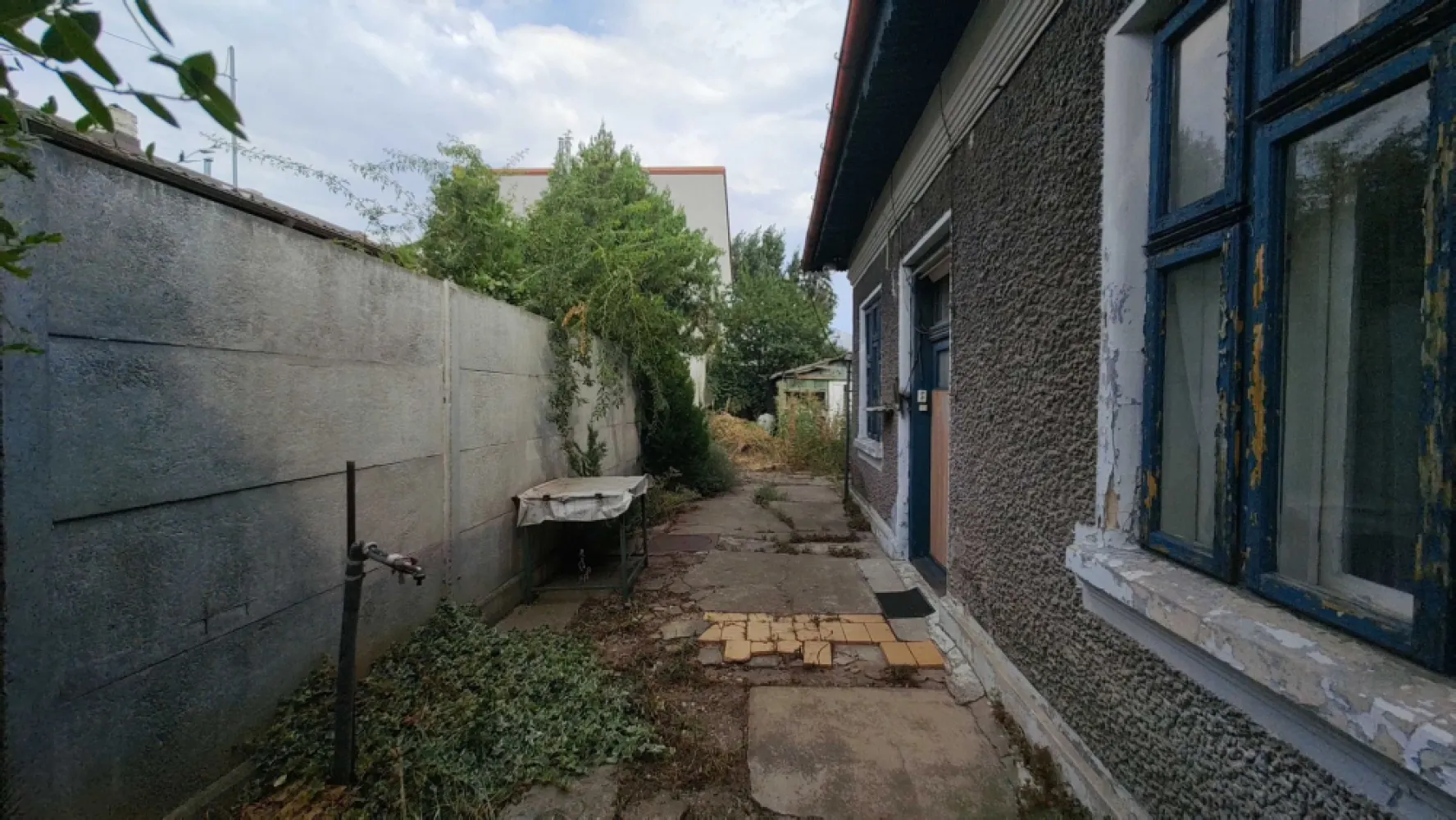 Casa de vanzare Bucurestii Noi - parcul Bazilescu - Casa de vanzare parcul Bazilescu-Bucurestii Noi! Casa de vanzare in cartierul Bucurestii Noi langa Parcul Bazilescu si Piata 16 Februarie. Casa cu 3 camere, baie, bucatarie, holuri si o pivnita mare. Constructie din caramida, cu inaltimea camerelor de cca 2,9 ml. Racordata la toate utilitatile. Casa este in asa fel pozitionata pe teren incat raman spatii generoase si" aerisite" disponibile pentru amenajarea zonei verzi. In curte incap 3-4 autoturisme. Teren in suprafata de 292 mp, deschiderea la strada este de cca 10ml. Pret 159.000 eur Oferta prezentata de agentie imobiliara! Comision cumparare 3%