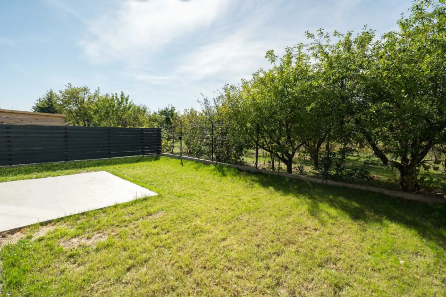 Casa 7 Hambar44,casa pasiva,pompa caldura geoter,3 locuri parcare - Casa 7 a fost concepută încă de la demararea complexului Hambar44 cu mare atenție la detalii, aceasta fiind păstrată special pentru noi. Deși nu am locuit niciodată aici, am ales această casă datorită grădinii sale private, care se îmbină perfect cu livada vecinilor. Un nou proiect ne-a condus pe un alt drum, și acum dorim să oferim altcuiva oportunitatea de a transforma această casă în căminul său. Dotări și caracteristici: -Pompă de caldură fabricată în Suedia marca CTC 410(10kw) sol-apă pentru încălzire/răcire + apă caldă - protejează mediul înconjurător, 100% ecofriendly -Eliminarea punţilor termice constructive folosind 20cm de polistiren EPS150 şi 15cm spumă poliuretanică cu celulă închisă plus un acoperiş izolat cu 30cm de vată -Încălzire prin pardoseală şi sistem de ventilaţie, plus răcire prin ventiloconvector, ambele fiind fabricate in Italia -Geamuri cu montaj special pt protecţie termică -Salamander Window & Door SystemsBluEvolution 92, şi uşă de acces importata din Suedia -Acoperiş ventilat şi fără grija condensului - covor de ventilaţie Delta trela & tabla Novatik Romania -Faţadă ventilată, unică - pin nordic tratat special ce nu necesită îngrijire în timp Thermowood Oy Lunawood Ltd Finlanda - Fiecare casă este individuală, are pereţi dubli, plus extra izolaţie fonică Blocktec70 - 7kg/mp - DetailsMedia - Pregătire pentru panouri fotovoltaice, oferind posibilitatea de a reduce costurile energetice. - Finisaje moderne și premium, complet modificate față de cele standard, inclusiv scurgeri în perete pentru dușuri și WC-uri suspendate. - Iluminat special pentru scări, aducând un plus de estetică. Beneficiile comunității Hambar44: - Piscină și loc de relaxare. - Community hub amenajat pentru copii și adulți. - 3 locuri de parcare, dintre care unul cu priză pentru mașina electrică. - Racordare la rețelele publice de curent, apă și canalizare. - Acces rapid la mijloacele de transport în comun, cu conexiune la Gara de Nord/Otopeni în 10 minute. Compartimentare: - Parter: Living generos (33mp), bucătărie modernă (14mp), hol spațios și grup sanitar dotat cu duș. - Etaj:Dormitor matrimonial cu dressing și baie proprie, plus două dormitoare și o baie dotată cu cadă si spatiu pentru masina de spalat+uscator. Casa 7 oferă un mediu ideal pentru a deveni căminul perfect. Trăiește la standard pasiv și bucură-te de o casă ce nu necesită nicio grijă din partea ta!