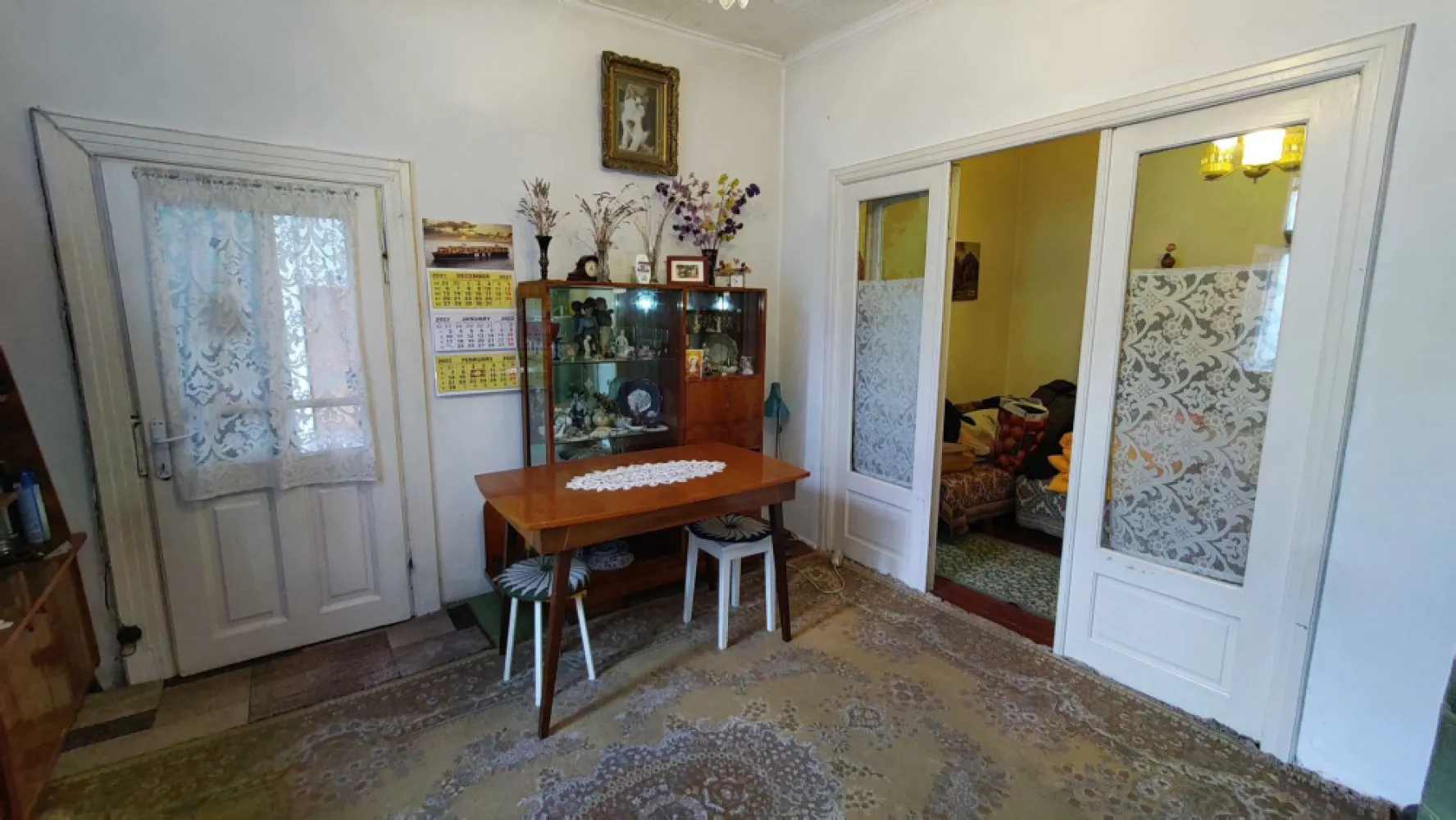 Casa de vanzare Bucurestii Noi - parcul Bazilescu - Casa de vanzare parcul Bazilescu-Bucurestii Noi! Casa de vanzare in cartierul Bucurestii Noi langa Parcul Bazilescu si Piata 16 Februarie. Casa cu 3 camere, baie, bucatarie, holuri si o pivnita mare. Constructie din caramida, cu inaltimea camerelor de cca 2,9 ml. Racordata la toate utilitatile. Casa este in asa fel pozitionata pe teren incat raman spatii generoase si" aerisite" disponibile pentru amenajarea zonei verzi. In curte incap 3-4 autoturisme. Teren in suprafata de 292 mp, deschiderea la strada este de cca 10ml. Pret 159.000 eur Oferta prezentata de agentie imobiliara! Comision cumparare 3%