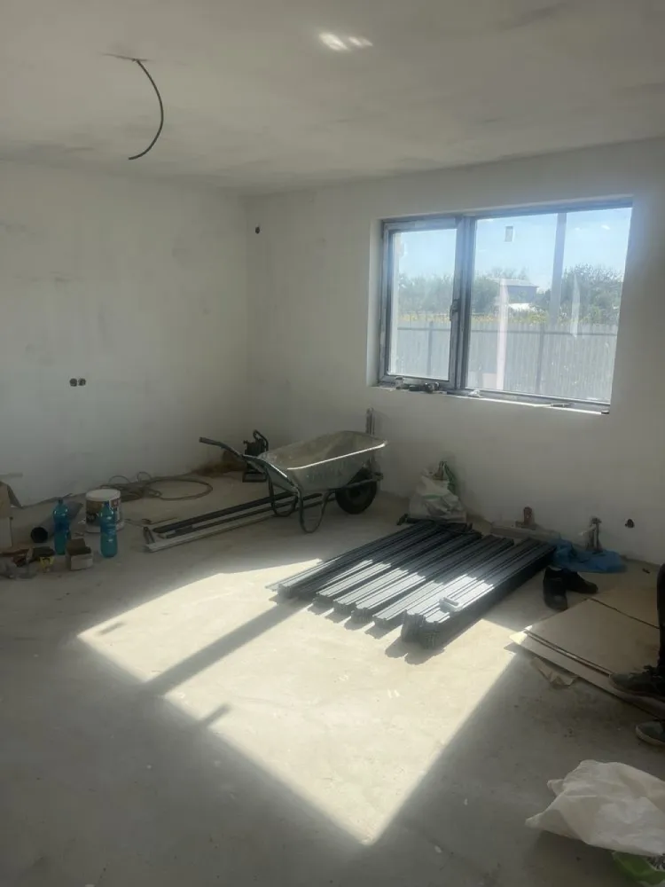 Casă domnesti 4 camere 2 băi - Direct de la proprietar si comision 0% pentru cumpărător! Vă ofer spre vânzare casă individuală Parter+Pod, formată din 4 camere, 2 băi, bucătărie și terasă, podul are o înălțime de 2.50 pe coama. Construită din materiale de cea mai buna calitate, structura de rezistență cadre de beton armat, compartimentare cărămidă tip porotherm (interior/exterior), izolație exterior polistiren 10cm (Esp80), tamplarie PVC, geamuri termopan gri antracit (Gealan), finisaje premium, încălzire pe calorifere, usi interior/exterior, gresie, parchet, faianță, obiecte sanitare in bai, centrala termica proprie pe gaz. Accesul în pod se face pe scara retractabilă, finisaje la alegere în acest stadiu al construcției. Compartimentare: -hol 10.10 mp. -living 30,65 mp. -bucatarie 12,25 mp. -dormitor matrimonial 14,65 mp.+ baie 4 mp. -dormitor 12,60 mp. -dormitor 12 mp. -baie 4.35 mp. -terasă acces 4 mp. -terasa 15 mp. Suprafață utila 120 mp. Suprafață teren 479 mp. Iluminat stradal. Casa se predă la cheie! Utilități: gaze, curent electric, fosă septica, puț cu hidrofor. Facilitati: mijloc de transport în comun STB, școală, grădiniță, farmacie, magazine, penny, mega image, lidl, Kaufland, etc. Vecinătăți: Bucuresti sector 6, Prelungirea Ghencea, Drumul taberei.