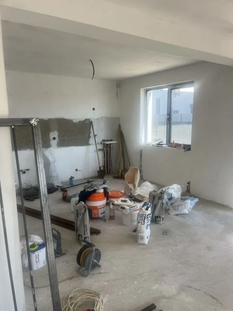 Casă domnesti 4 camere 2 băi - Direct de la proprietar si comision 0% pentru cumpărător! Vă ofer spre vânzare casă individuală Parter+Pod, formată din 4 camere, 2 băi, bucătărie și terasă, podul are o înălțime de 2.50 pe coama. Construită din materiale de cea mai buna calitate, structura de rezistență cadre de beton armat, compartimentare cărămidă tip porotherm (interior/exterior), izolație exterior polistiren 10cm (Esp80), tamplarie PVC, geamuri termopan gri antracit (Gealan), finisaje premium, încălzire pe calorifere, usi interior/exterior, gresie, parchet, faianță, obiecte sanitare in bai, centrala termica proprie pe gaz. Accesul în pod se face pe scara retractabilă, finisaje la alegere în acest stadiu al construcției. Compartimentare: -hol 10.10 mp. -living 30,65 mp. -bucatarie 12,25 mp. -dormitor matrimonial 14,65 mp.+ baie 4 mp. -dormitor 12,60 mp. -dormitor 12 mp. -baie 4.35 mp. -terasă acces 4 mp. -terasa 15 mp. Suprafață utila 120 mp. Suprafață teren 479 mp. Iluminat stradal. Casa se predă la cheie! Utilități: gaze, curent electric, fosă septica, puț cu hidrofor. Facilitati: mijloc de transport în comun STB, școală, grădiniță, farmacie, magazine, penny, mega image, lidl, Kaufland, etc. Vecinătăți: Bucuresti sector 6, Prelungirea Ghencea, Drumul taberei.