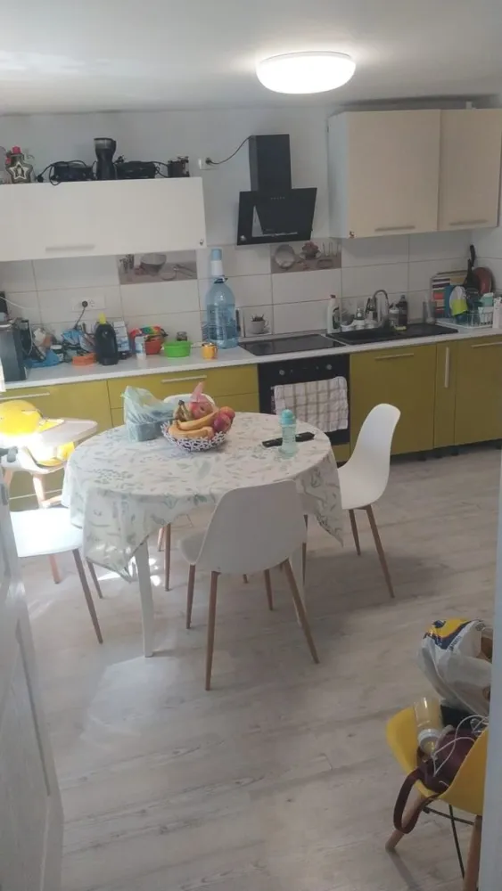Casă de vânzare Străulești - Casa de vanzare in zona restaurantului 2 Cocosi Anul construcției 1962 si dispune de încălzire cu centrală proprie si este conectata la rețeaua de apă potabilă, canal, gaze totodată, extra având și puț cu hidrofor. Deschidere 12,86 m - - - Teren 400mp - - - -casa este compartimentata din : 3 camere + baie+ bucătărie și hol lung de 15 m și lat de aproximativ 2-2.20mp. -baie+ bucatarie vara -geamuri Tripan 6 camere ( 3 foi ) cu folie low-e+gaz argon si sistem antiefractie, Casa este placata cu polistiren expandat de 10 cm iar spatele casei cu polistiren de 15 cm. **Imobilul a fost renovat in totalitate in anul 2017 fiind executate următoarele oeprațiuni: -decopertat până la cărămidă, montată plasă de buzău de 18mm pe pereți, tencuit 5-6 cm, glet si lavabilă. -au fost turnate șape de aproximativ 30 cm, -subzidire interior si exterior cu plase de buzau, -rigolă lângă casă pentru scurgerea apei pluviale, -acoperis țigla metalică Bilka de 0,50 mm, -a fost schimbat tot branșamentul la curentul electric tot din casa si afară, branșamentul cel nou a fost executat cu cablu electric ignifug, -a fost schimbată toata instalația sanitară si instalatia pentru calorifere, - centrală termica prin condenzare noua viessmann, - calorifere noi, -prize/ întrerupătoare noi Legrand Casa mai dispune de put cu hidrofor, 1 bucatarie si baie de vară racordată la utilități, -Sistem de supraveghere de înaltă calitate HIKVISION. - - - zona se afla în plină dezvoltare In zona exista METROU, MAGAZINE COMERCIALE CARREFOUR, KAUFLAND, PENY, LIDL, MALL COLOSSEUM Acces facil la STB, METROU, MALL, MAGAZINE **** Casa poate fi achiziționată pentru a locui sau pentru investiție, închiriere, desfășurare activitate, birouri, sediu firmă, etc, zona fiind în plină dezvoltare ***Pret 229.000 euro usor negociabil Contact 07********65