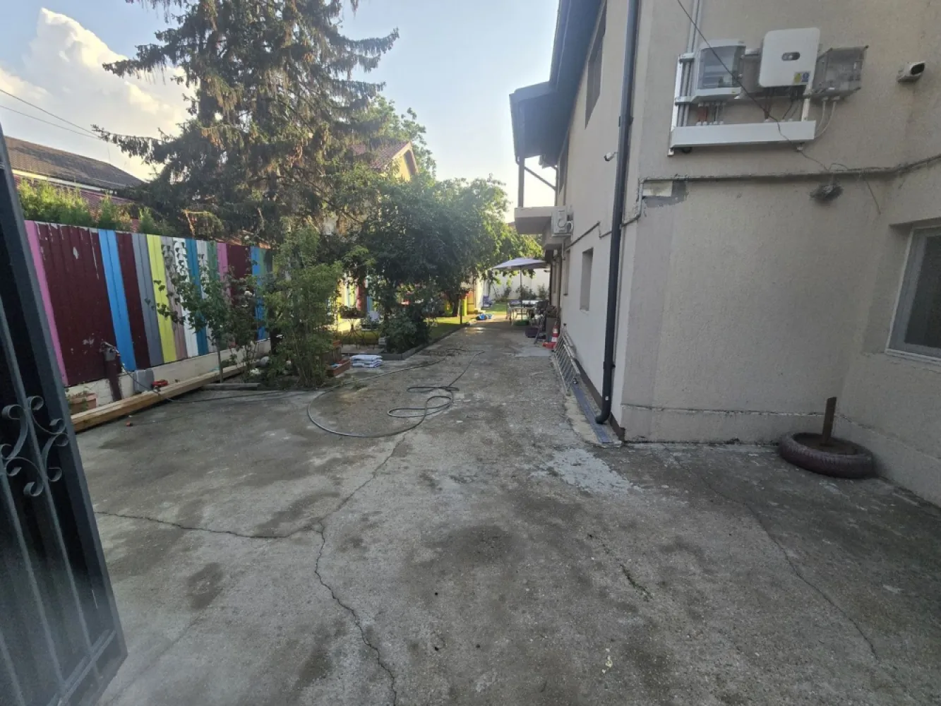 Casă de vânzare Străulești - Casa de vanzare in zona restaurantului 2 Cocosi Anul construcției 1962 si dispune de încălzire cu centrală proprie si este conectata la rețeaua de apă potabilă, canal, gaze totodată, extra având și puț cu hidrofor. Deschidere 12,86 m - - - Teren 400mp - - - -casa este compartimentata din : 3 camere + baie+ bucătărie și hol lung de 15 m și lat de aproximativ 2-2.20mp. -baie+ bucatarie vara -geamuri Tripan 6 camere ( 3 foi ) cu folie low-e+gaz argon si sistem antiefractie, Casa este placata cu polistiren expandat de 10 cm iar spatele casei cu polistiren de 15 cm. **Imobilul a fost renovat in totalitate in anul 2017 fiind executate următoarele oeprațiuni: -decopertat până la cărămidă, montată plasă de buzău de 18mm pe pereți, tencuit 5-6 cm, glet si lavabilă. -au fost turnate șape de aproximativ 30 cm, -subzidire interior si exterior cu plase de buzau, -rigolă lângă casă pentru scurgerea apei pluviale, -acoperis țigla metalică Bilka de 0,50 mm, -a fost schimbat tot branșamentul la curentul electric tot din casa si afară, branșamentul cel nou a fost executat cu cablu electric ignifug, -a fost schimbată toata instalația sanitară si instalatia pentru calorifere, - centrală termica prin condenzare noua viessmann, - calorifere noi, -prize/ întrerupătoare noi Legrand Casa mai dispune de put cu hidrofor, 1 bucatarie si baie de vară racordată la utilități, -Sistem de supraveghere de înaltă calitate HIKVISION. - - - zona se afla în plină dezvoltare In zona exista METROU, MAGAZINE COMERCIALE CARREFOUR, KAUFLAND, PENY, LIDL, MALL COLOSSEUM Acces facil la STB, METROU, MALL, MAGAZINE **** Casa poate fi achiziționată pentru a locui sau pentru investiție, închiriere, desfășurare activitate, birouri, sediu firmă, etc, zona fiind în plină dezvoltare ***Pret 229.000 euro usor negociabil Contact 07********65