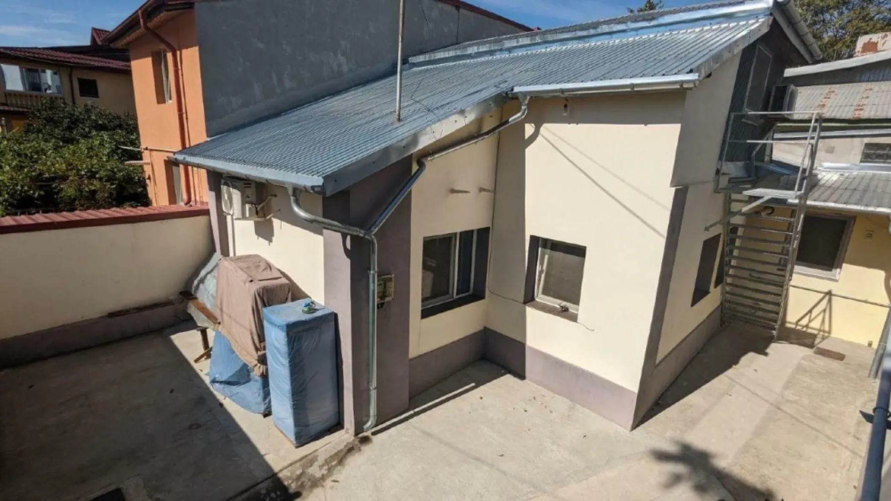 Casa de Vanzare Crangasi | 3 Camere | 5 min de mers Metrou Crangasi - Direct Proprietar, persoana fizica, am achiziţionat imobilul în urma cu 11 ani. Amenajările, consolidarea şi instalaţiile au fost realizate cu simţ de răspundere pentru uz propriu, nu în vederea vânzării. Motivul vânzării este că m-am mutat in altă ţară. Adresa exactă este: Strada Geoagiu 6, sector 6 Casa este situată într-o zona linistita si ultracentrala din Cartierul Crangasi, la doar 5 minute de mers pe jos până la staţia de metrou, tramvaiul 41 si alte conexiuni adiacente. Secţia 20 de Poliţie, Piaţa Crangasi, Magazinul Emag si alte magazine: Lidl, Mega Image, Profi, Carrefour sunt în proximitate. De asemenea Complexul sportiv Sportul Studenţesc este în apropiere la doar cateva minute de mers pe jos, iar Universitatea Politehnica la 20 minute de mers pe jos. Detalii Tehnice: - Imobilul detine toate utilitatile necesare: gaze, apa + canalizare, curent - Casa este din caramida, fiind reconsolidata si renovată în totalitate - Izolatie termica exterioara cu exudat de 10 cm - Acoperiş nou din tabla cutata groasa de 0.5mm - Teren de 130 m2, cu un spaţiu liber de 65 m2 curte - Curte betonata cu un detaliu de pamant de aproape 4m2 pentru flori langa gard Configurare: - Parter: Intrarea se face prin holul generos cu vizibilitate a livingului mare, separat este 1 dormitor, o baie si o bucatarie - Mansarda: Intrarea se face prin scara exterioara. Holul este de asemenea locuibil, fiind disponibilă o camera si o baie - Suprafaţa totala locuibila este de 100 m2 (P+M) - În poze se poate vedea configuraţia completa Dotari: - Parcare interioară pentru o masina, cu posibilitate de parcare în fata portii - Instalatia de căldură si cea electrică este nouă - Centrala termica pe gaz - Aer conditionat - Parchet la parter si mocheta la mansarda - Deschiderea casei este în partea de SUD, avand lumina si soare intreaga zi Potenţial: - Imobilul este situat în zona M3, pe aceeaşi construcţie se poate supraetaja obtinand P+1E+M - Pe teren se poate construi un bloc de apartamente Sunt disponibil la telefon sau prin mesaje, iar casa de asemenea se poate vizualiza oricand. Preţul este negociabil!