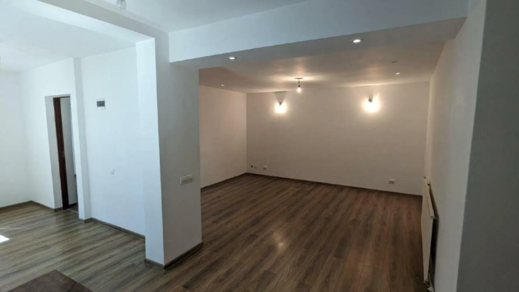 Casa de Vanzare Crangasi | 3 Camere | 5 min de mers Metrou Crangasi - Direct Proprietar, persoana fizica, am achiziţionat imobilul în urma cu 11 ani. Amenajările, consolidarea şi instalaţiile au fost realizate cu simţ de răspundere pentru uz propriu, nu în vederea vânzării. Motivul vânzării este că m-am mutat in altă ţară. Adresa exactă este: Strada Geoagiu 6, sector 6 Casa este situată într-o zona linistita si ultracentrala din Cartierul Crangasi, la doar 5 minute de mers pe jos până la staţia de metrou, tramvaiul 41 si alte conexiuni adiacente. Secţia 20 de Poliţie, Piaţa Crangasi, Magazinul Emag si alte magazine: Lidl, Mega Image, Profi, Carrefour sunt în proximitate. De asemenea Complexul sportiv Sportul Studenţesc este în apropiere la doar cateva minute de mers pe jos, iar Universitatea Politehnica la 20 minute de mers pe jos. Detalii Tehnice: - Imobilul detine toate utilitatile necesare: gaze, apa + canalizare, curent - Casa este din caramida, fiind reconsolidata si renovată în totalitate - Izolatie termica exterioara cu exudat de 10 cm - Acoperiş nou din tabla cutata groasa de 0.5mm - Teren de 130 m2, cu un spaţiu liber de 65 m2 curte - Curte betonata cu un detaliu de pamant de aproape 4m2 pentru flori langa gard Configurare: - Parter: Intrarea se face prin holul generos cu vizibilitate a livingului mare, separat este 1 dormitor, o baie si o bucatarie - Mansarda: Intrarea se face prin scara exterioara. Holul este de asemenea locuibil, fiind disponibilă o camera si o baie - Suprafaţa totala locuibila este de 100 m2 (P+M) - În poze se poate vedea configuraţia completa Dotari: - Parcare interioară pentru o masina, cu posibilitate de parcare în fata portii - Instalatia de căldură si cea electrică este nouă - Centrala termica pe gaz - Aer conditionat - Parchet la parter si mocheta la mansarda - Deschiderea casei este în partea de SUD, avand lumina si soare intreaga zi Potenţial: - Imobilul este situat în zona M3, pe aceeaşi construcţie se poate supraetaja obtinand P+1E+M - Pe teren se poate construi un bloc de apartamente Sunt disponibil la telefon sau prin mesaje, iar casa de asemenea se poate vizualiza oricand. Preţul este negociabil!