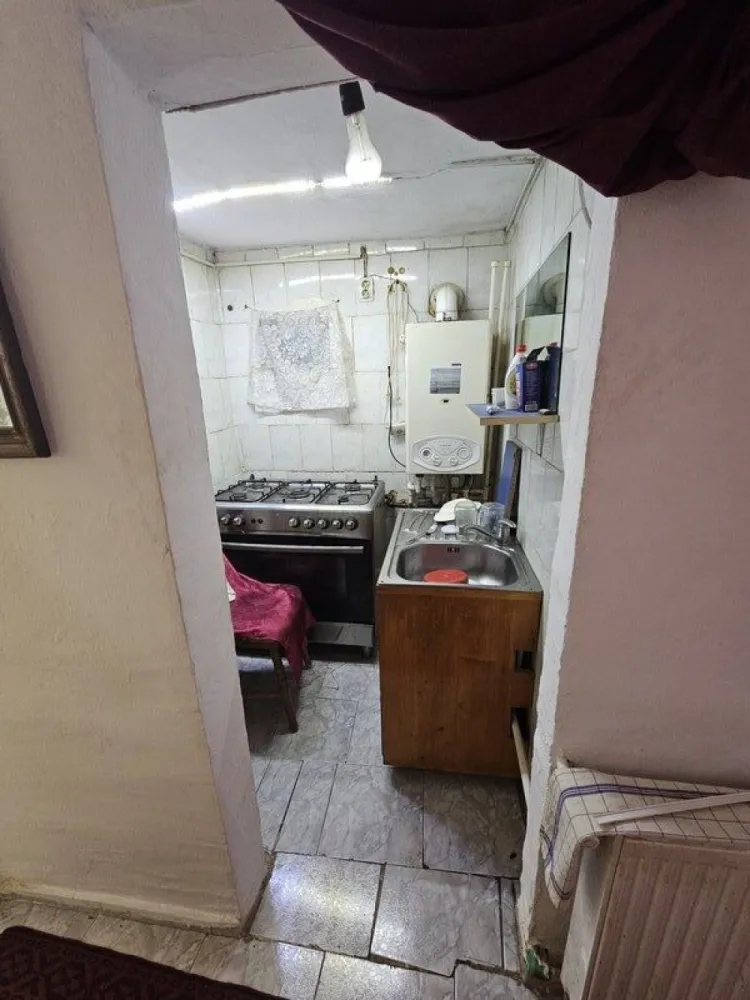 Strada Carul Mic Nr. 30-32, Sector 5, Rahova - Oferim spre vanzare o casuta batranesca care isi cauta un nou proprietar. Locatia dispune de urmatoarele: -energie electrica -gaze naturale, incalzire pe centrala -apa si canal (Apa Nova) -mansarda din lemn Suprafata teren 60 mp Suprafata casa 44mp In apropiere se gasesc urmatoarele: -statie STB 5 min. -magazin alimentar 2 min. -Carrefour Alexandriei 1.7 km -Kaufland 1.8 km -Piata Rahova 3 km -Scoala gimnaziala nr. 131 - 2.9 km Zona linistita, vecini super ok tinand cont de zona Rahova. Pentru mai multe detalii 07******84