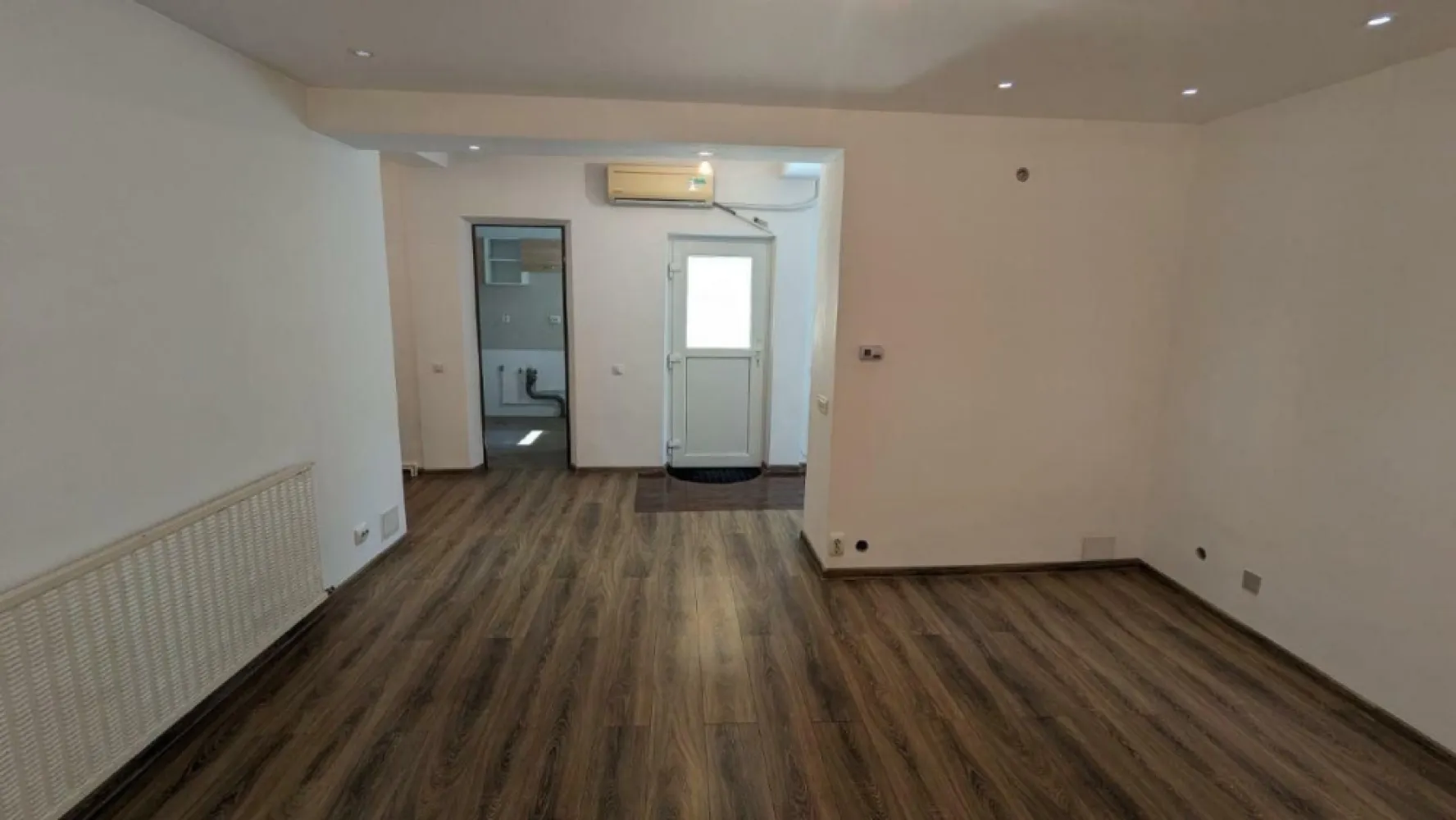 Casa de Vanzare Crangasi | 3 Camere | 5 min de mers Metrou Crangasi - Direct Proprietar, persoana fizica, am achiziţionat imobilul în urma cu 11 ani. Amenajările, consolidarea şi instalaţiile au fost realizate cu simţ de răspundere pentru uz propriu, nu în vederea vânzării. Motivul vânzării este că m-am mutat in altă ţară. Adresa exactă este: Strada Geoagiu 6, sector 6 Casa este situată într-o zona linistita si ultracentrala din Cartierul Crangasi, la doar 5 minute de mers pe jos până la staţia de metrou, tramvaiul 41 si alte conexiuni adiacente. Secţia 20 de Poliţie, Piaţa Crangasi, Magazinul Emag si alte magazine: Lidl, Mega Image, Profi, Carrefour sunt în proximitate. De asemenea Complexul sportiv Sportul Studenţesc este în apropiere la doar cateva minute de mers pe jos, iar Universitatea Politehnica la 20 minute de mers pe jos. Detalii Tehnice: - Imobilul detine toate utilitatile necesare: gaze, apa + canalizare, curent - Casa este din caramida, fiind reconsolidata si renovată în totalitate - Izolatie termica exterioara cu exudat de 10 cm - Acoperiş nou din tabla cutata groasa de 0.5mm - Teren de 130 m2, cu un spaţiu liber de 65 m2 curte - Curte betonata cu un detaliu de pamant de aproape 4m2 pentru flori langa gard Configurare: - Parter: Intrarea se face prin holul generos cu vizibilitate a livingului mare, separat este 1 dormitor, o baie si o bucatarie - Mansarda: Intrarea se face prin scara exterioara. Holul este de asemenea locuibil, fiind disponibilă o camera si o baie - Suprafaţa totala locuibila este de 100 m2 (P+M) - În poze se poate vedea configuraţia completa Dotari: - Parcare interioară pentru o masina, cu posibilitate de parcare în fata portii - Instalatia de căldură si cea electrică este nouă - Centrala termica pe gaz - Aer conditionat - Parchet la parter si mocheta la mansarda - Deschiderea casei este în partea de SUD, avand lumina si soare intreaga zi Potenţial: - Imobilul este situat în zona M3, pe aceeaşi construcţie se poate supraetaja obtinand P+1E+M - Pe teren se poate construi un bloc de apartamente Sunt disponibil la telefon sau prin mesaje, iar casa de asemenea se poate vizualiza oricand. Preţul este negociabil!