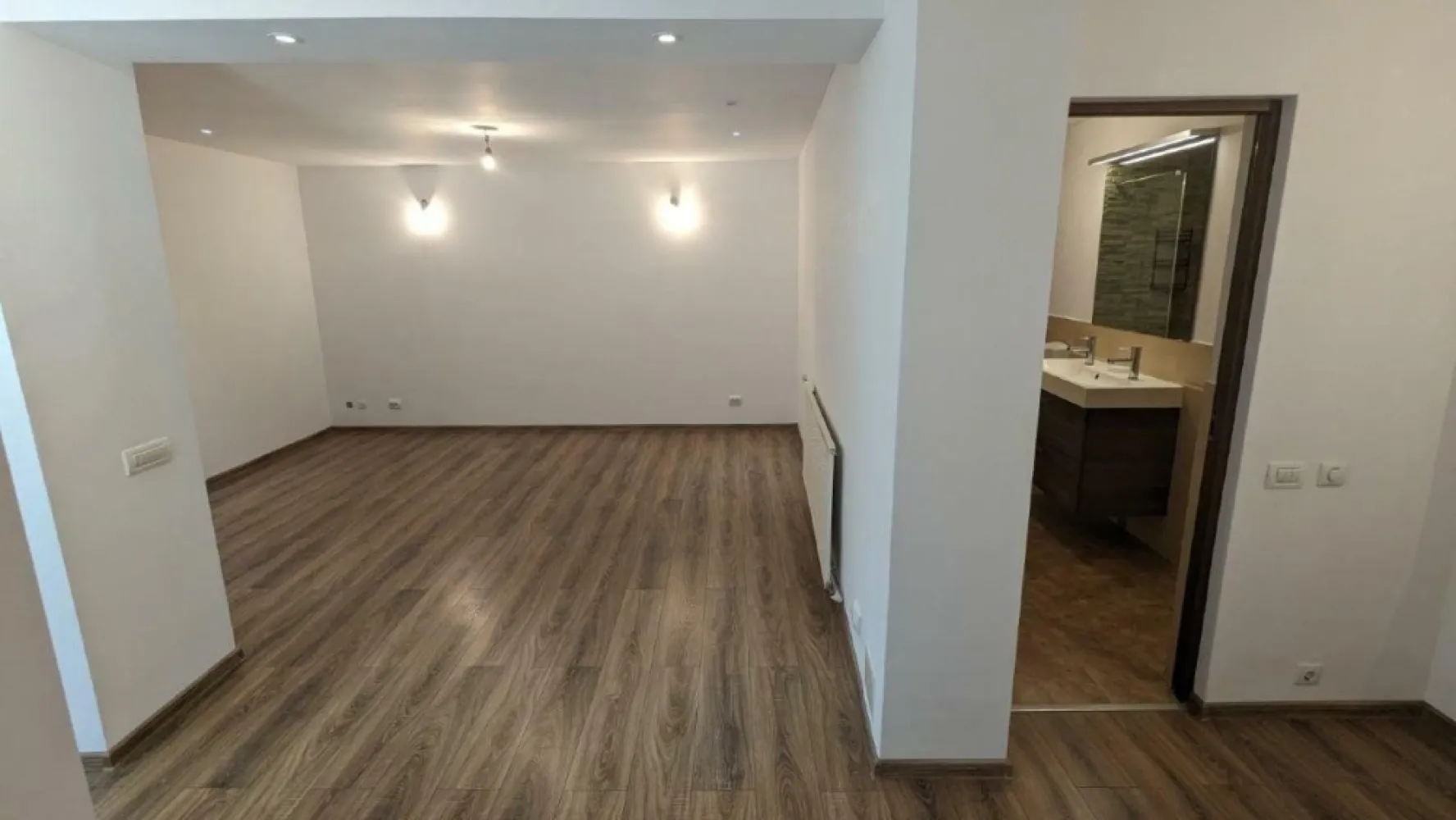 Casa de Vanzare Crangasi | 3 Camere | 5 min de mers Metrou Crangasi - Direct Proprietar, persoana fizica, am achiziţionat imobilul în urma cu 11 ani. Amenajările, consolidarea şi instalaţiile au fost realizate cu simţ de răspundere pentru uz propriu, nu în vederea vânzării. Motivul vânzării este că m-am mutat in altă ţară. Adresa exactă este: Strada Geoagiu 6, sector 6 Casa este situată într-o zona linistita si ultracentrala din Cartierul Crangasi, la doar 5 minute de mers pe jos până la staţia de metrou, tramvaiul 41 si alte conexiuni adiacente. Secţia 20 de Poliţie, Piaţa Crangasi, Magazinul Emag si alte magazine: Lidl, Mega Image, Profi, Carrefour sunt în proximitate. De asemenea Complexul sportiv Sportul Studenţesc este în apropiere la doar cateva minute de mers pe jos, iar Universitatea Politehnica la 20 minute de mers pe jos. Detalii Tehnice: - Imobilul detine toate utilitatile necesare: gaze, apa + canalizare, curent - Casa este din caramida, fiind reconsolidata si renovată în totalitate - Izolatie termica exterioara cu exudat de 10 cm - Acoperiş nou din tabla cutata groasa de 0.5mm - Teren de 130 m2, cu un spaţiu liber de 65 m2 curte - Curte betonata cu un detaliu de pamant de aproape 4m2 pentru flori langa gard Configurare: - Parter: Intrarea se face prin holul generos cu vizibilitate a livingului mare, separat este 1 dormitor, o baie si o bucatarie - Mansarda: Intrarea se face prin scara exterioara. Holul este de asemenea locuibil, fiind disponibilă o camera si o baie - Suprafaţa totala locuibila este de 100 m2 (P+M) - În poze se poate vedea configuraţia completa Dotari: - Parcare interioară pentru o masina, cu posibilitate de parcare în fata portii - Instalatia de căldură si cea electrică este nouă - Centrala termica pe gaz - Aer conditionat - Parchet la parter si mocheta la mansarda - Deschiderea casei este în partea de SUD, avand lumina si soare intreaga zi Potenţial: - Imobilul este situat în zona M3, pe aceeaşi construcţie se poate supraetaja obtinand P+1E+M - Pe teren se poate construi un bloc de apartamente Sunt disponibil la telefon sau prin mesaje, iar casa de asemenea se poate vizualiza oricand. Preţul este negociabil!