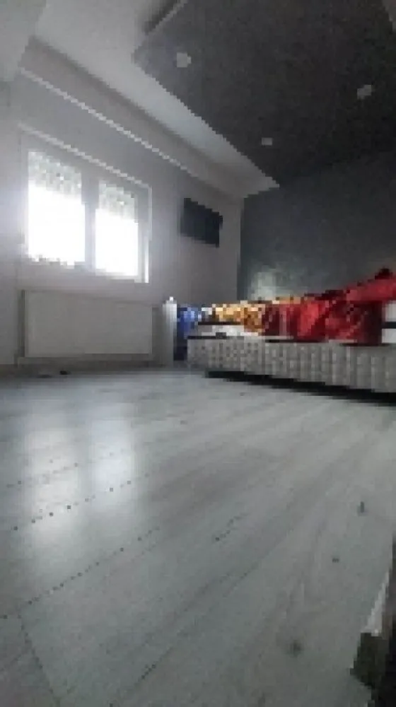 Casa P+1 ,zona Antiaeriana - Recomandat pentru: - Persoane care cauta o constructie solida si doar un minim necesar legat de curte, dar suficient pentru o cafea pe terasa si un eventual gratar + o masina de clasa mica; - Sau pentru firme cu diverse activitati de birou, fiind plasata foarte aproape de centrul Bucurestiului si avand un spatiu suficient de mare la parter pentru orice impartire de tip office/sala de asteptare + etaj pentru 2 birouri si podul destul de mare pentru depozitare. Casă chocheta 3 camere 115 mp de vanzare, teren 125mp ,aprenta 65mp,curte libera 60mp, Casa a fost construita in anul 2003, in regie proprie, pentru folosinta proprie, nu pentru vanzare, fiind respectate toate normele in vigoare si fiind folosite doar materiale de calitate. Despre constructie: BCA pe structura de beton armat, fundatie solida izolata cu polistirien extrudat, structura izolata cu polistiren grafitat,acoperis cu tabla dublu falțuită FIGO HIGHLINE 40 de ani montata 2022 , geamuri termopan Salamander,Casa este izolata cu polistiren de 10 cm si vata bazaltica de 10 cm, parter plus etaj , cu placa de beton peste parter, autorizatie de constructie 2003.La parter gasim living,hol,baie,bucatarie open space,la etaj gasim un hol cu casa scarii si doua dormitoare ,la etaj nu este baie sau wc, , toate utilitatile,centrala, pod mare pentru depozitare (50mp)cu scara pliabila, amenajari interioare se observa in poze, Gaze ,instalatie cupru, internet cablu, , canalizare ,apa,suprafata totala a terenului 125mp,Centrala noua Vaillant 28 kw14.04 .2024 garantie 7 ani ,cu Termostat wi-fi de ambient , - instalatie electrica si sanitara noua. 2 Aer conditionat 1200 BTU Nordstar . Intrerupatoare cu touchscreen (Sonoff). Geamuri termopan dotate cu plase de siguranta speciale pentru pisici.Casa se afla pe una din strazile adiacente strazii Antiaeriana ,la 700 m de piata 13 Septembrie ,fata in fata cu vilele armatei cartier Brava..Doua locuri de parcare, unu in curte si unu la strada! Renovata august 2022,instalatie elctrica si sanitara,i.La 150 m se afla statia Stb Troleu 96 si autobuze iar in capatul strazii la 300m in Margeanului statie stb 226/139, Mega Image si Profi la o strada distanta.In apropiere de scoli , gradinite si trei licee(Ion Barbu ,Odobleja si Dimitrie Bolintineanu.Patru statii de troleu pana la statia de metrou Academia Militara tonson Drumul Taberei! Vecini prietenosi ! .Pretabil sediu firma,investitie, inchiriere,cabinete medicale,stomatologie,cat si rezidential .În proximitate se află Complexul Comercial Vulcan, Carrefour, Kaufland, Lidl, Penny, Prosper Plaza, Mall Afi Cotroceni, Liberty Mall, Cora Alexandriei, etc. Rog Seriozitate!.Vizionarea se stabileste telefonic la o data de comun acord ... Va rog sa cititi cu atentie anuntul, casa are exact cate camere sunt enuntate mai sus. Ideala pentru o familie ﻿,sediu firma,cabinet medical,stomatologie Raspund la telefon dupa ora 16 inclusiv in week-end Accept credit bancar doar in anumite conditii notariale,asta datorita unor persoane care mi-a blocat vanzarea cateva luni VIZIONARE VIDEO LINK https://www.youtube.com/watch?v=bwydQrNAIuI