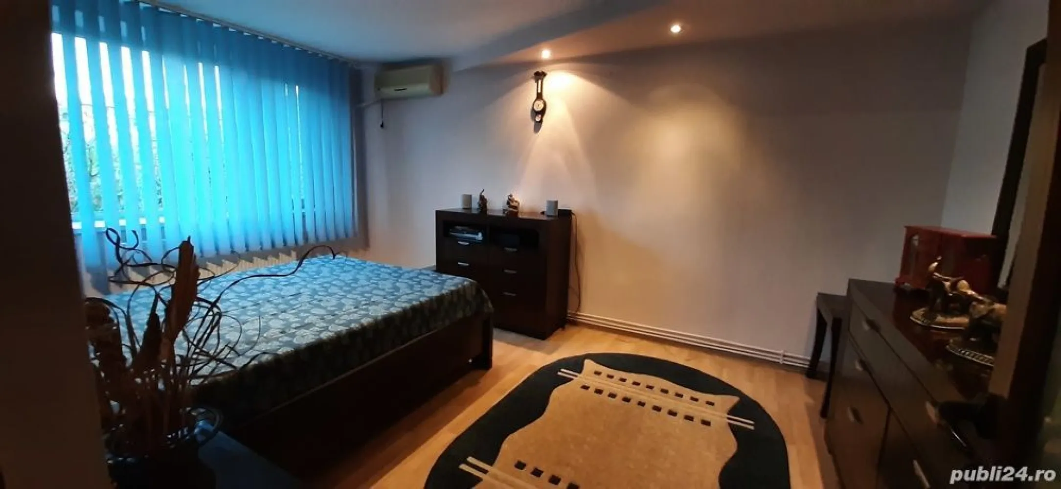 4 camere, Drumul Taberei - Particular vând apartament 4 camere confort 1 sporit, proaspăt renovat, 2 unități A.C., centrală termica nouă, geamuri termopan, uși interioare DURAL, faianță, gresie, parchet bucătărie, hol și dormitoare, Acces rapid la mijloacele de transport (Valea Argeșului), inclusiv metrou (stația Brâncuși). Situat într-o zonă cu mult spațiu verde, aproape de biserica Sf. Andrei și școala generală cu același nume. Acces rapid la magazine (LIDL, Profi, Penny, Mega Image, Kaufland).