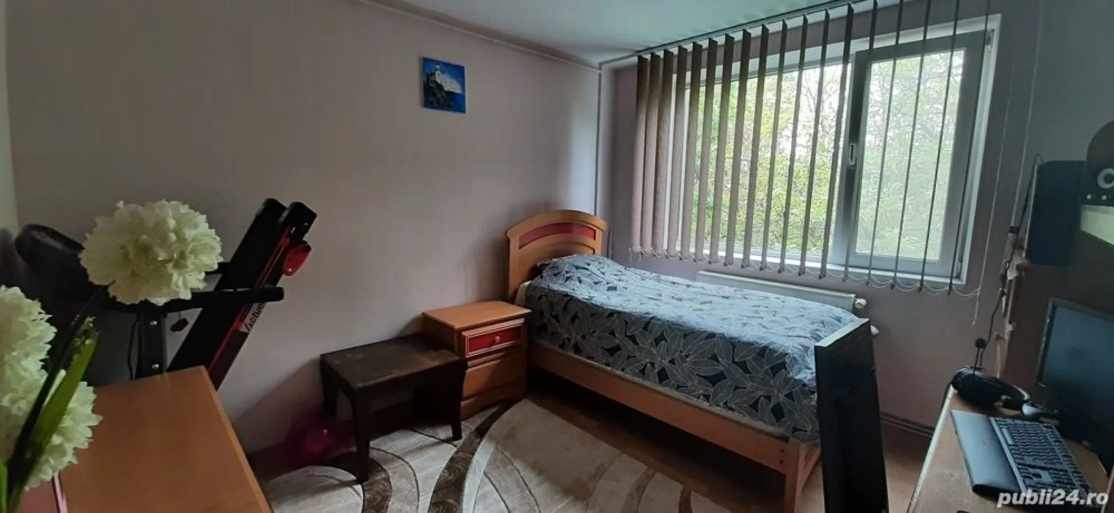 4 camere, Drumul Taberei - Particular vând apartament 4 camere confort 1 sporit, proaspăt renovat, 2 unități A.C., centrală termica nouă, geamuri termopan, uși interioare DURAL, faianță, gresie, parchet bucătărie, hol și dormitoare, Acces rapid la mijloacele de transport (Valea Argeșului), inclusiv metrou (stația Brâncuși). Situat într-o zonă cu mult spațiu verde, aproape de biserica Sf. Andrei și școala generală cu același nume. Acces rapid la magazine (LIDL, Profi, Penny, Mega Image, Kaufland).