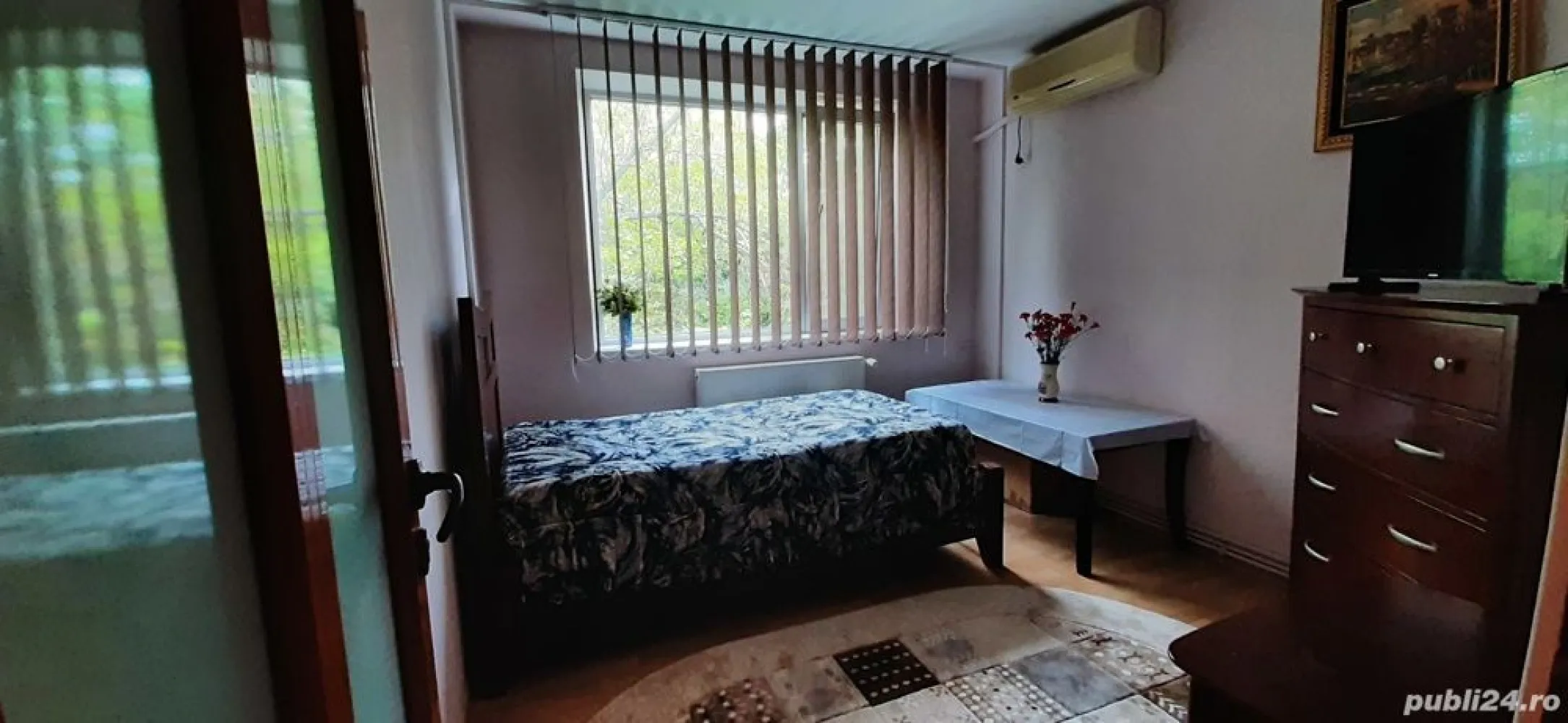 4 camere, Drumul Taberei - Particular vând apartament 4 camere confort 1 sporit, proaspăt renovat, 2 unități A.C., centrală termica nouă, geamuri termopan, uși interioare DURAL, faianță, gresie, parchet bucătărie, hol și dormitoare, Acces rapid la mijloacele de transport (Valea Argeșului), inclusiv metrou (stația Brâncuși). Situat într-o zonă cu mult spațiu verde, aproape de biserica Sf. Andrei și școala generală cu același nume. Acces rapid la magazine (LIDL, Profi, Penny, Mega Image, Kaufland).