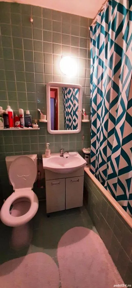 4 camere, Drumul Taberei - Particular vând apartament 4 camere confort 1 sporit, proaspăt renovat, 2 unități A.C., centrală termica nouă, geamuri termopan, uși interioare DURAL, faianță, gresie, parchet bucătărie, hol și dormitoare, Acces rapid la mijloacele de transport (Valea Argeșului), inclusiv metrou (stația Brâncuși). Situat într-o zonă cu mult spațiu verde, aproape de biserica Sf. Andrei și școala generală cu același nume. Acces rapid la magazine (LIDL, Profi, Penny, Mega Image, Kaufland).